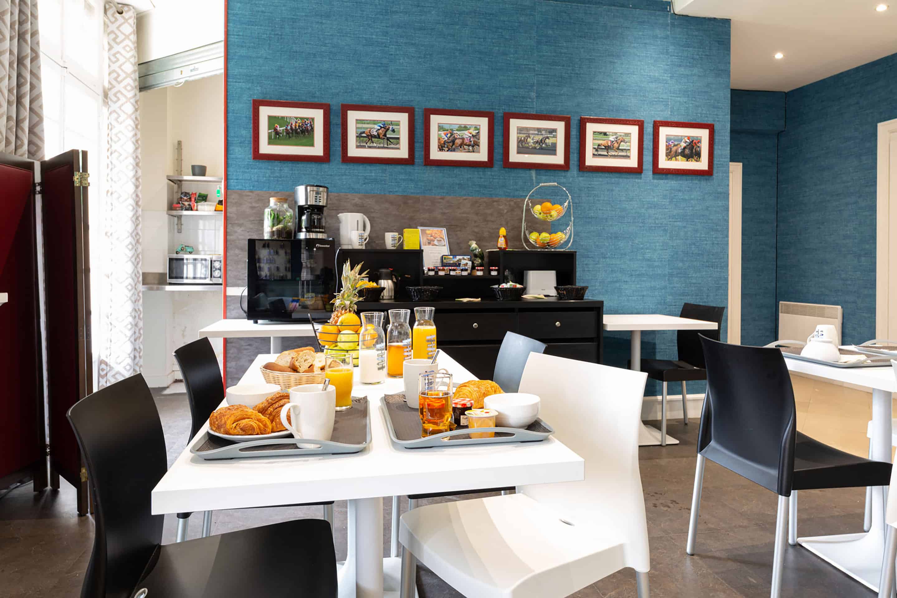 Breakfast area in the reception of the Goélia Le Castel Normand holiday residence in Deauville Breakfast area in the reception of the Goélia Le Castel Normand holiday residence in Deauville