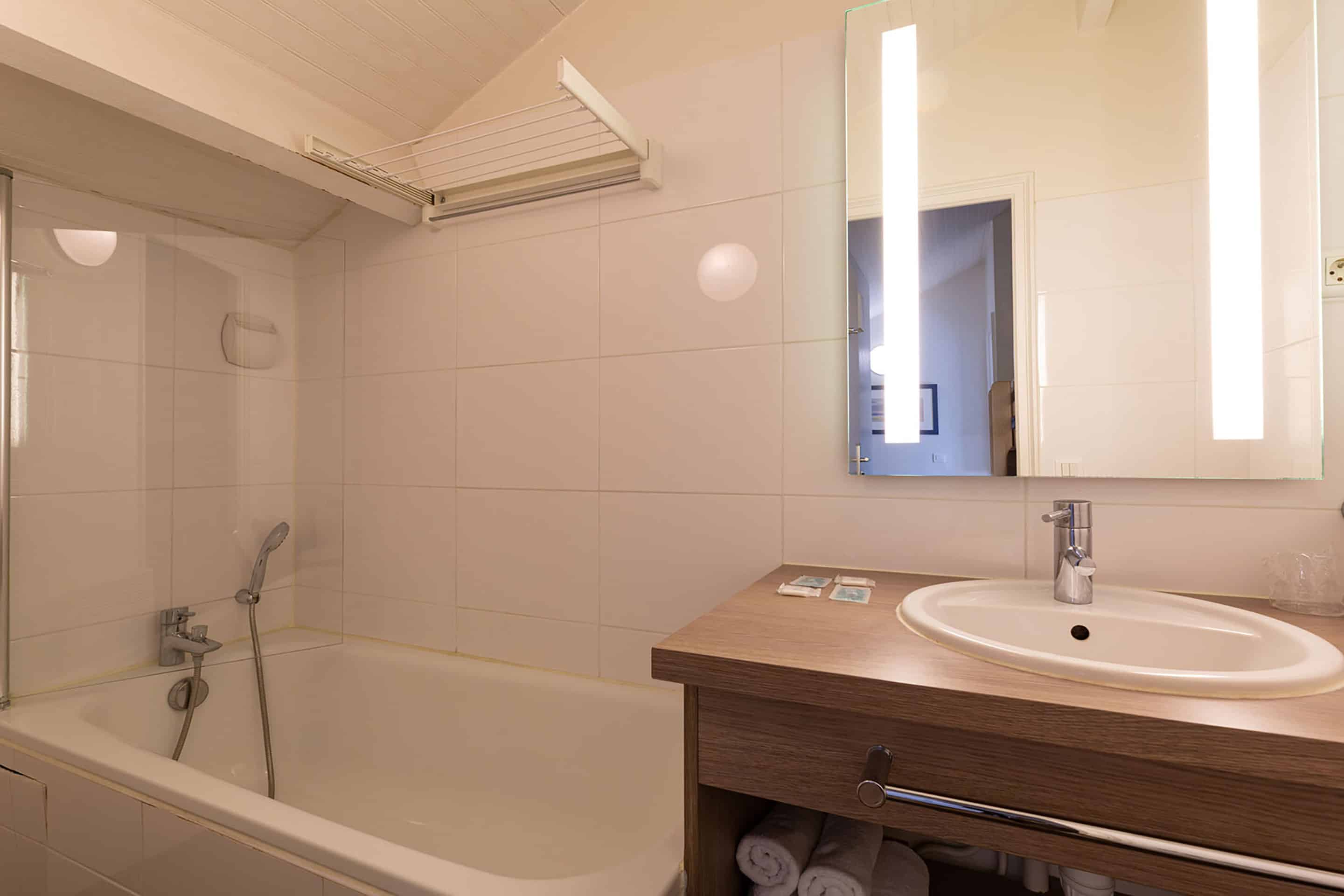Example of a bathroom at the Goélia Le Castel Normand holiday residence in Deauville Example of a bathroom at the Goélia Le Castel Normand holiday residence in Deauville