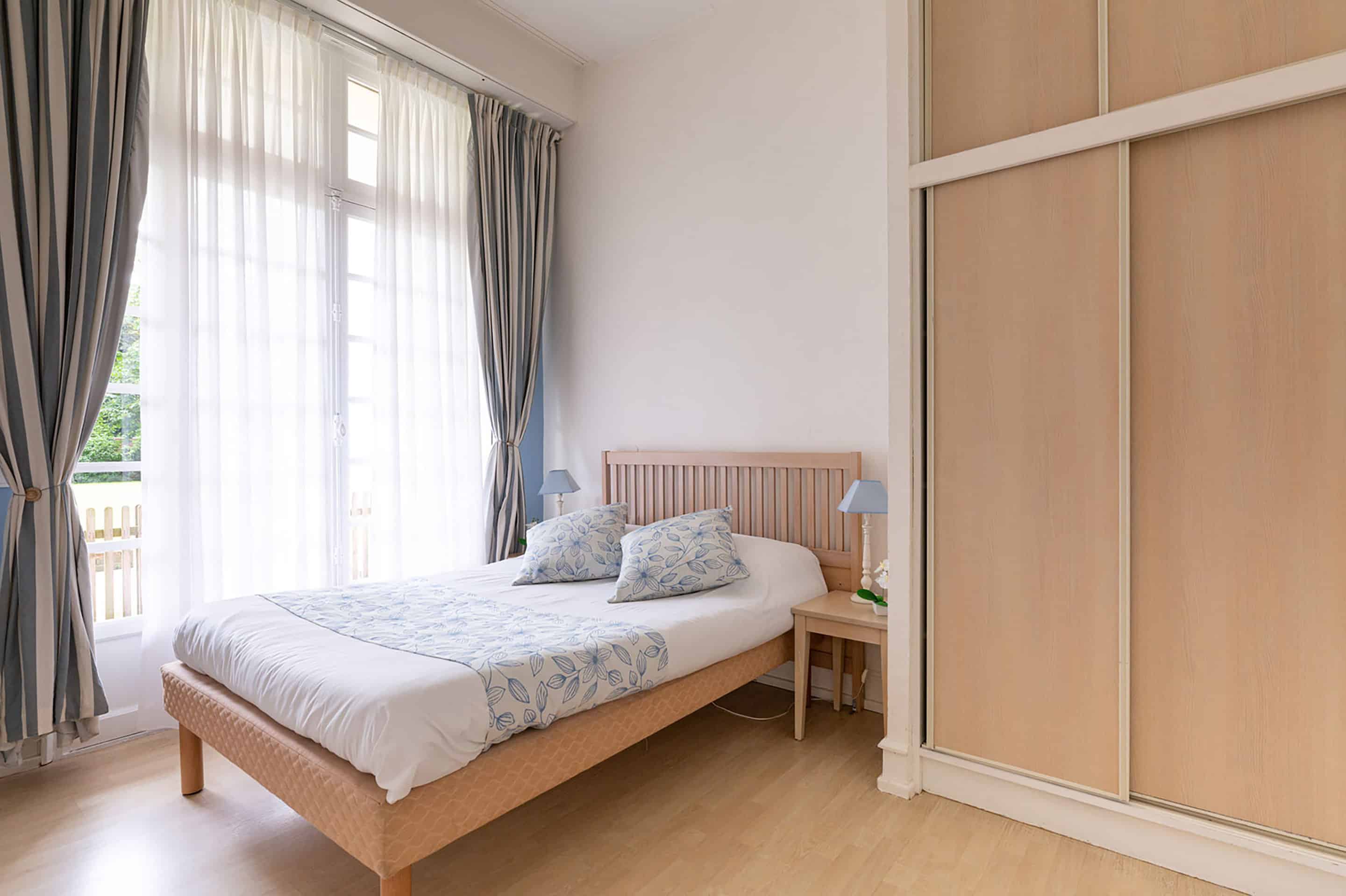 Room with double bed in a 2-room apartment at the Goélia Le Castel Normand holiday residence in Deauville Room with double bed in a 2-room apartment at the Goélia Le Castel Normand holiday residence in Deauville