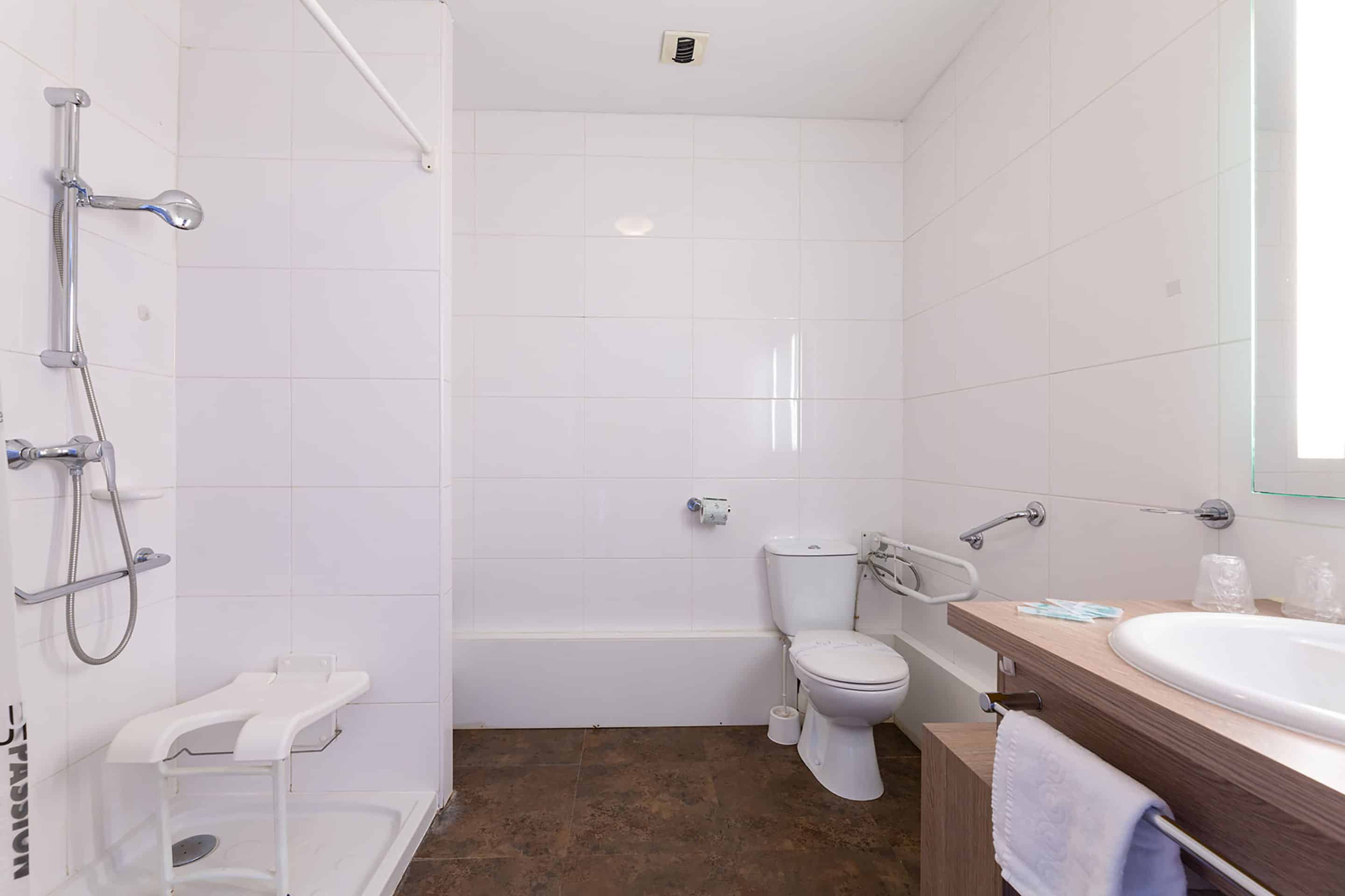 Example of a bathroom at the Goélia Le Castel Normand holiday residence in Deauville Example of a bathroom at the Goélia Le Castel Normand holiday residence in Deauville