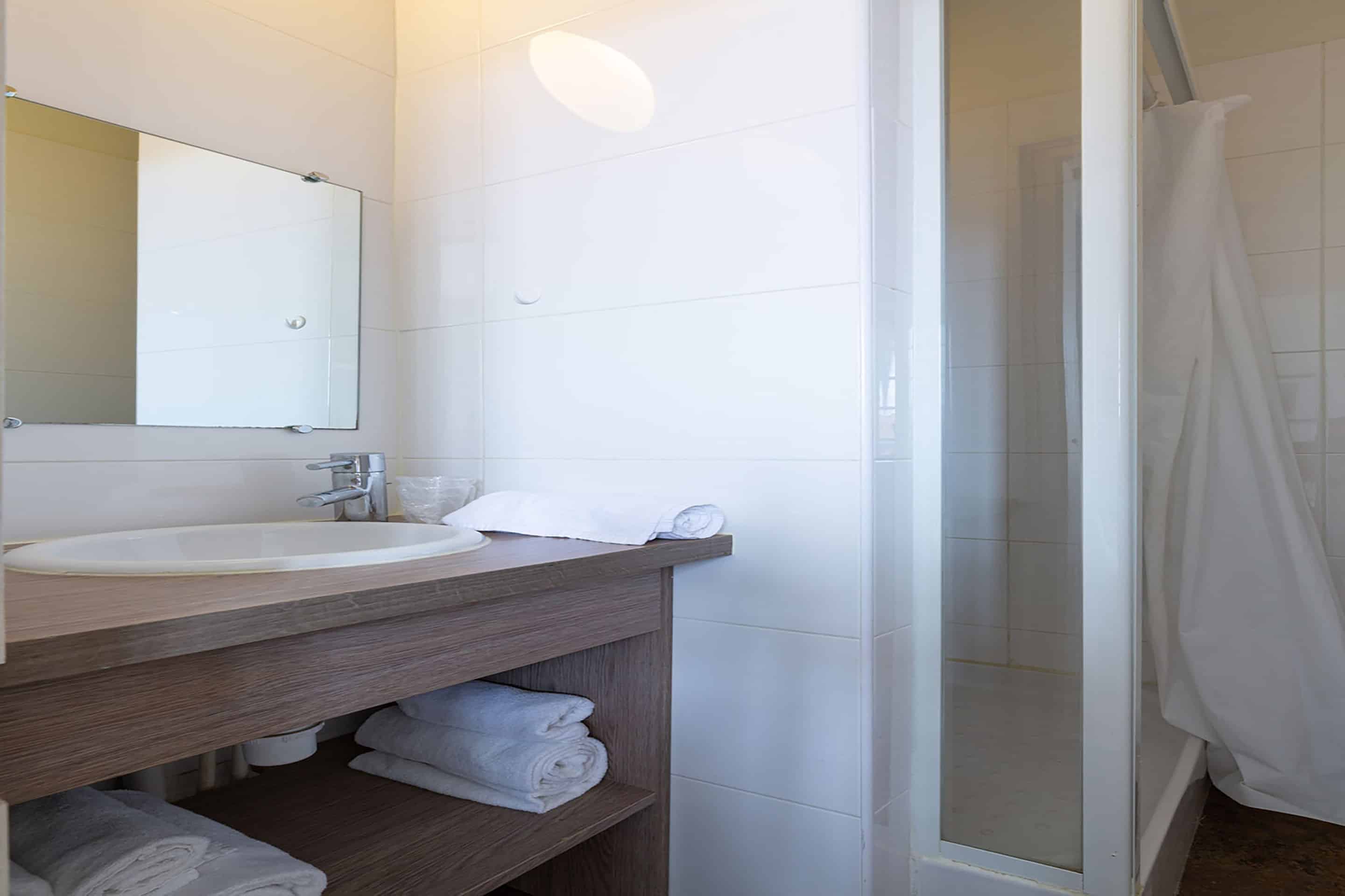 Example of a bathroom at the Goélia Le Castel Normand holiday residence in Deauville Example of a bathroom at the Goélia Le Castel Normand holiday residence in Deauville