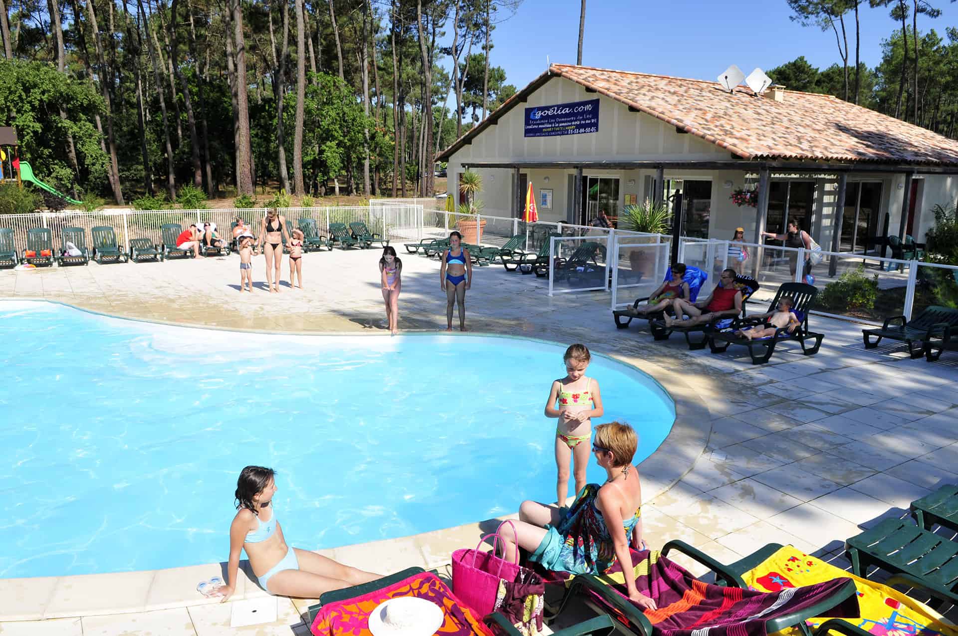 Piscine chauffée de la résidence de vacances Goélia Les Demeures du Lac à Casteljaloux dans le Sud Ouest Piscine chauffée de la résidence de vacances Goélia Les Demeures du Lac à Casteljaloux dans le Sud Ouest