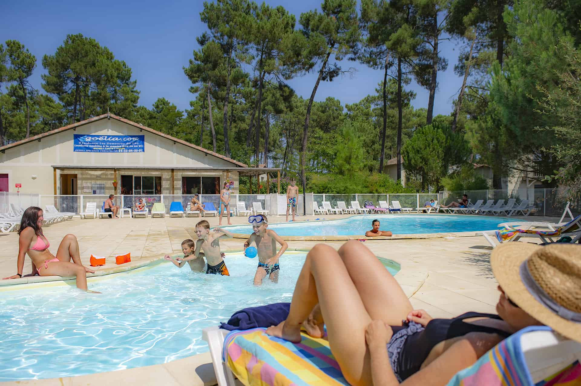 Piscine chauffée de la résidence de vacances Goélia Les Demeures du Lac à Casteljaloux dans le Sud Ouest Piscine chauffée de la résidence de vacances Goélia Les Demeures du Lac à Casteljaloux dans le Sud Ouest