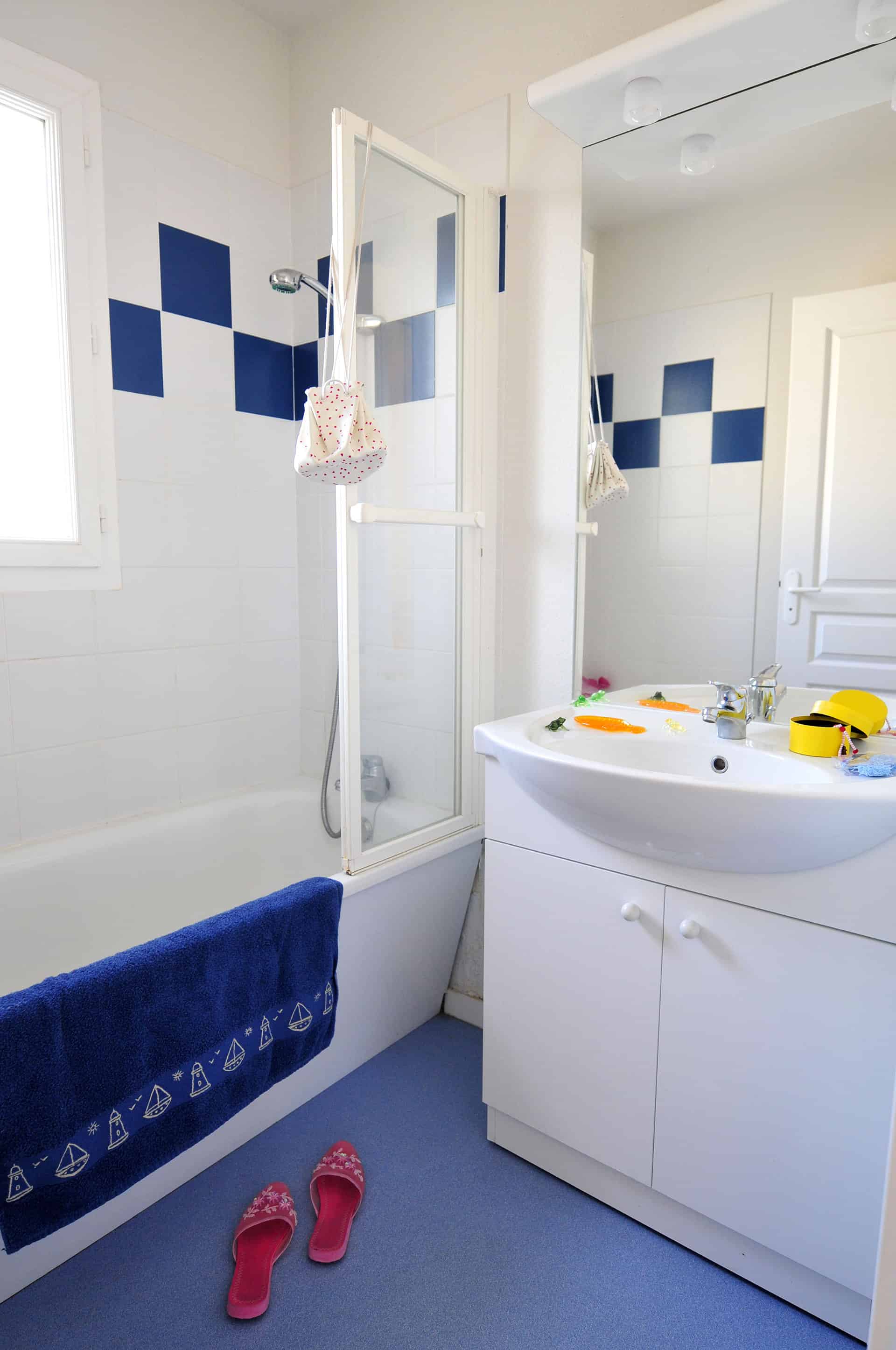 Exemple de salle de bain de la résidence de vacances Goélia Les Demeures du Lac à Casteljaloux Exemple de salle de bain de la résidence de vacances Goélia Les Demeures du Lac à Casteljaloux