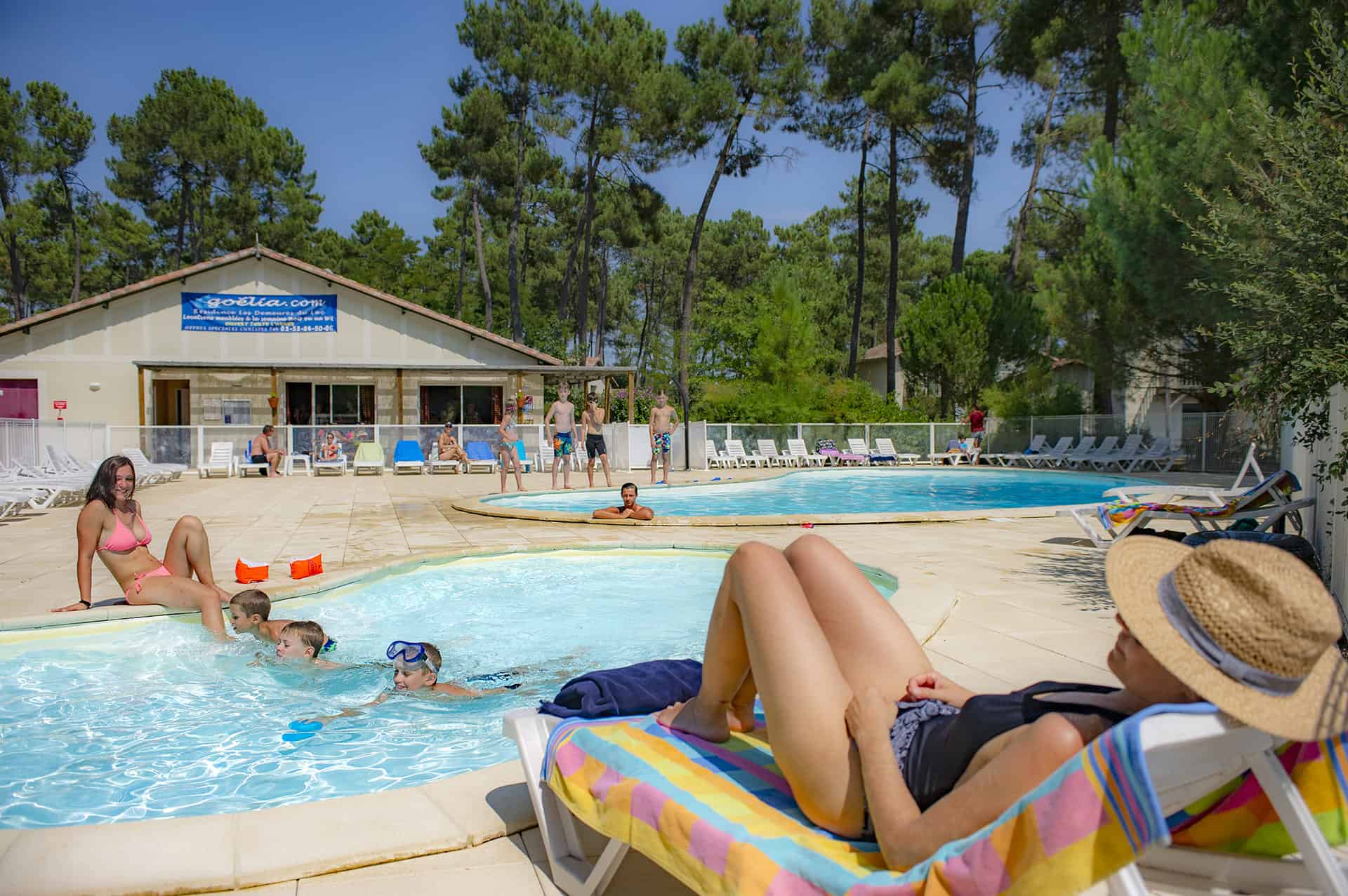 Le bassin enfants et la piscine chauffée de la résidence de vacances Goélia Les Demeures du Lac à Casteljaloux dans le Sud Ouest Le bassin enfants et la piscine chauffée de la résidence de vacances Goélia Les Demeures du Lac à Casteljaloux dans le Sud Ouest