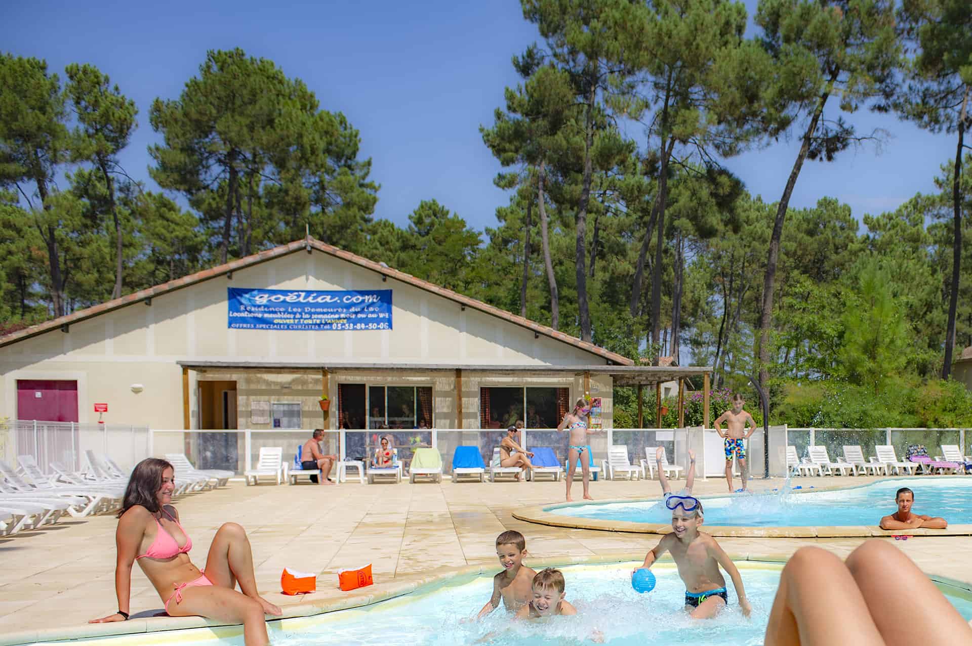 Le bassin enfants et la piscine chauffée de la résidence de vacances Goélia Les Demeures du Lac à Casteljaloux dans le Sud Ouest Le bassin enfants et la piscine chauffée de la résidence de vacances Goélia Les Demeures du Lac à Casteljaloux dans le Sud Ouest