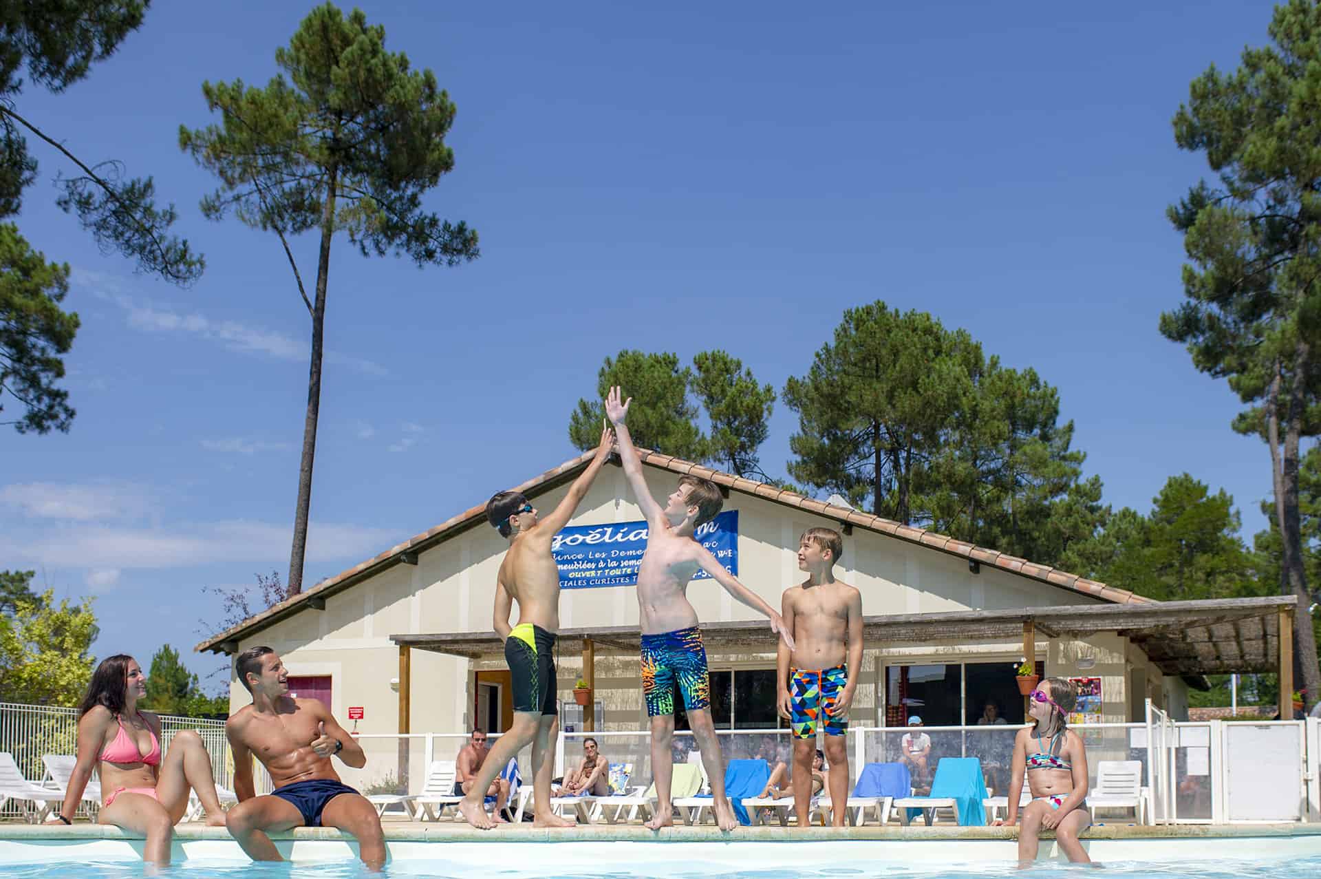 Le bassin enfants et la piscine chauffée de la résidence de vacances Goélia Les Demeures du Lac à Casteljaloux dans le Sud Ouest Le bassin enfants et la piscine chauffée de la résidence de vacances Goélia Les Demeures du Lac à Casteljaloux dans le Sud Ouest
