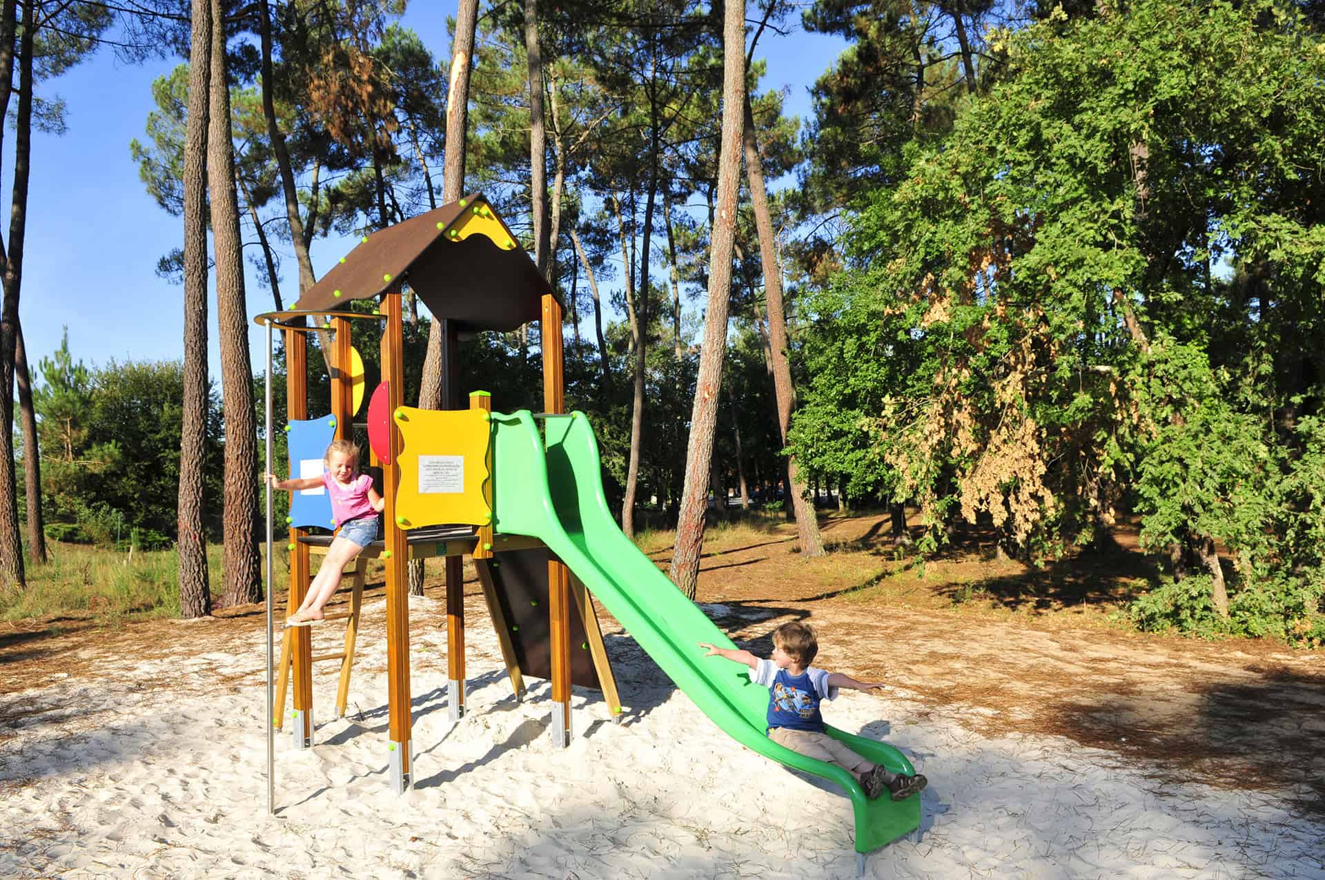 Aire de jeux pour les enfants de la résidence de vacances Goélia Les Demeures du Lac à Casteljaloux Aire de jeux pour les enfants de la résidence de vacances Goélia Les Demeures du Lac à Casteljaloux