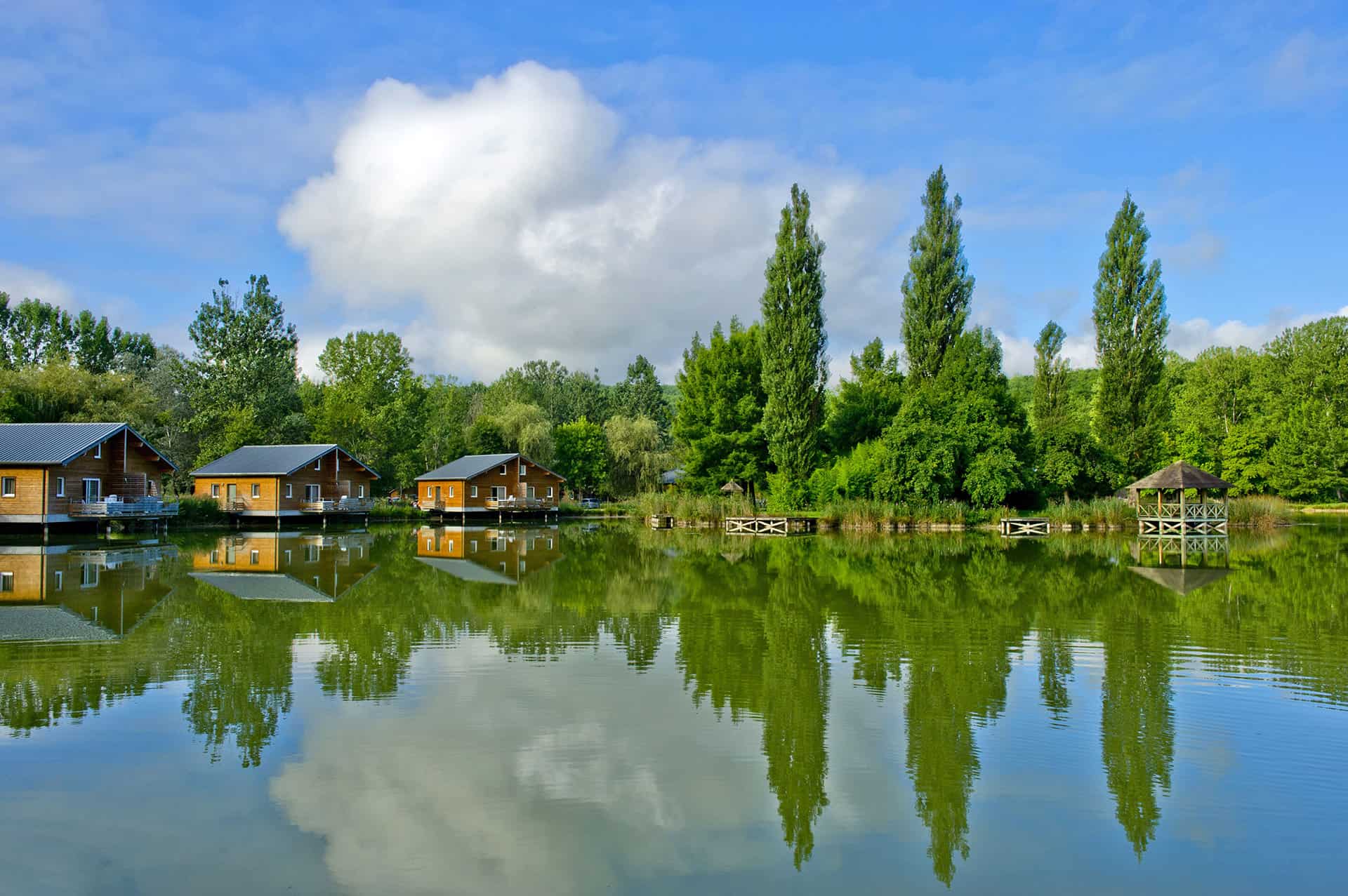 la résidence de vacances Goélia Les Cottages du Lac à St Amand de Coly  la résidence de vacances Goélia Les Cottages du Lac à St Amand de Coly