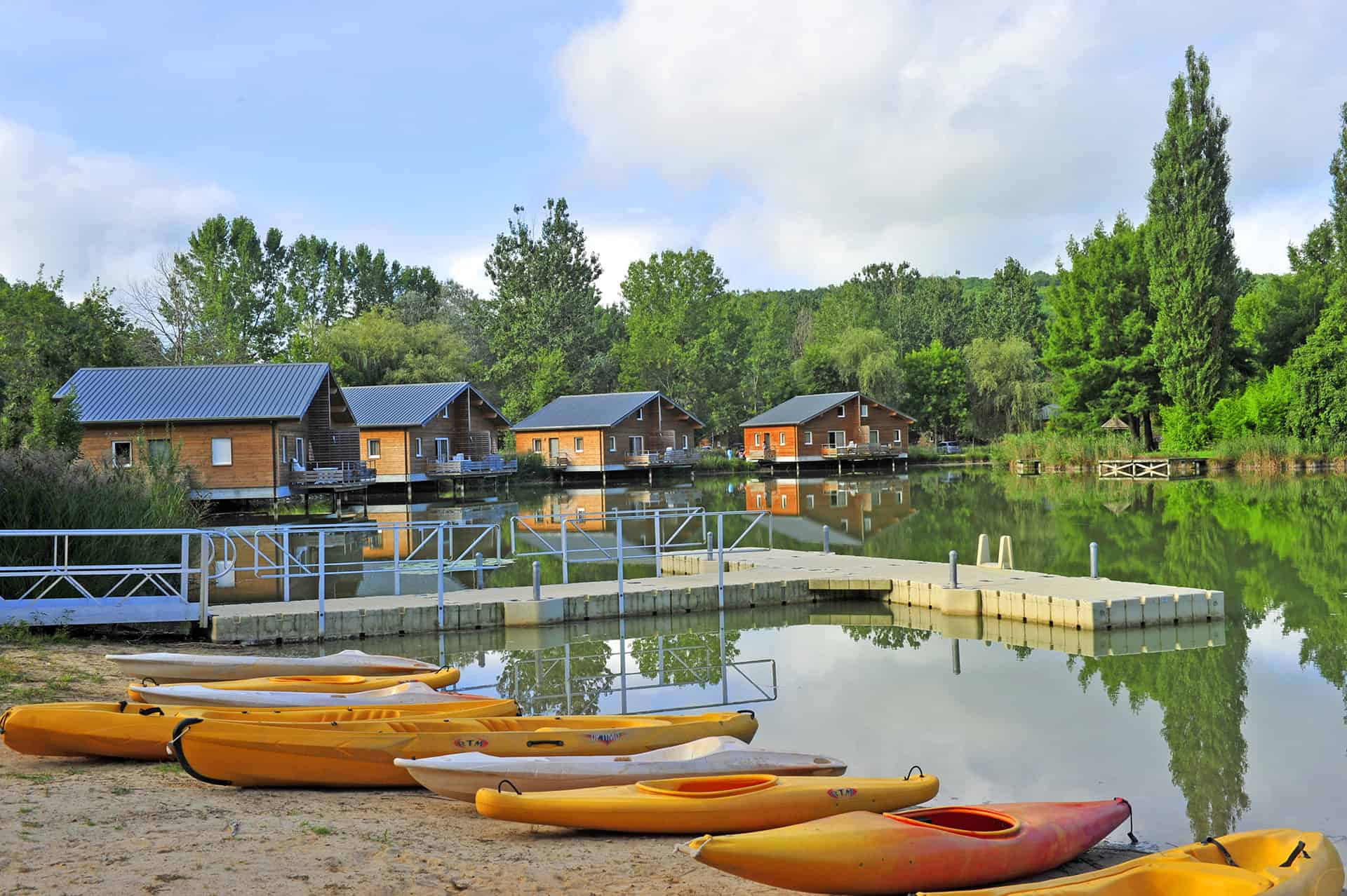 Le lac, au coeur de la résidence de vacances Goélia Les Cottages du Lac à Saint Amand de Coly Le lac, au coeur de la résidence de vacances Goélia Les Cottages du Lac à Saint Amand de Coly