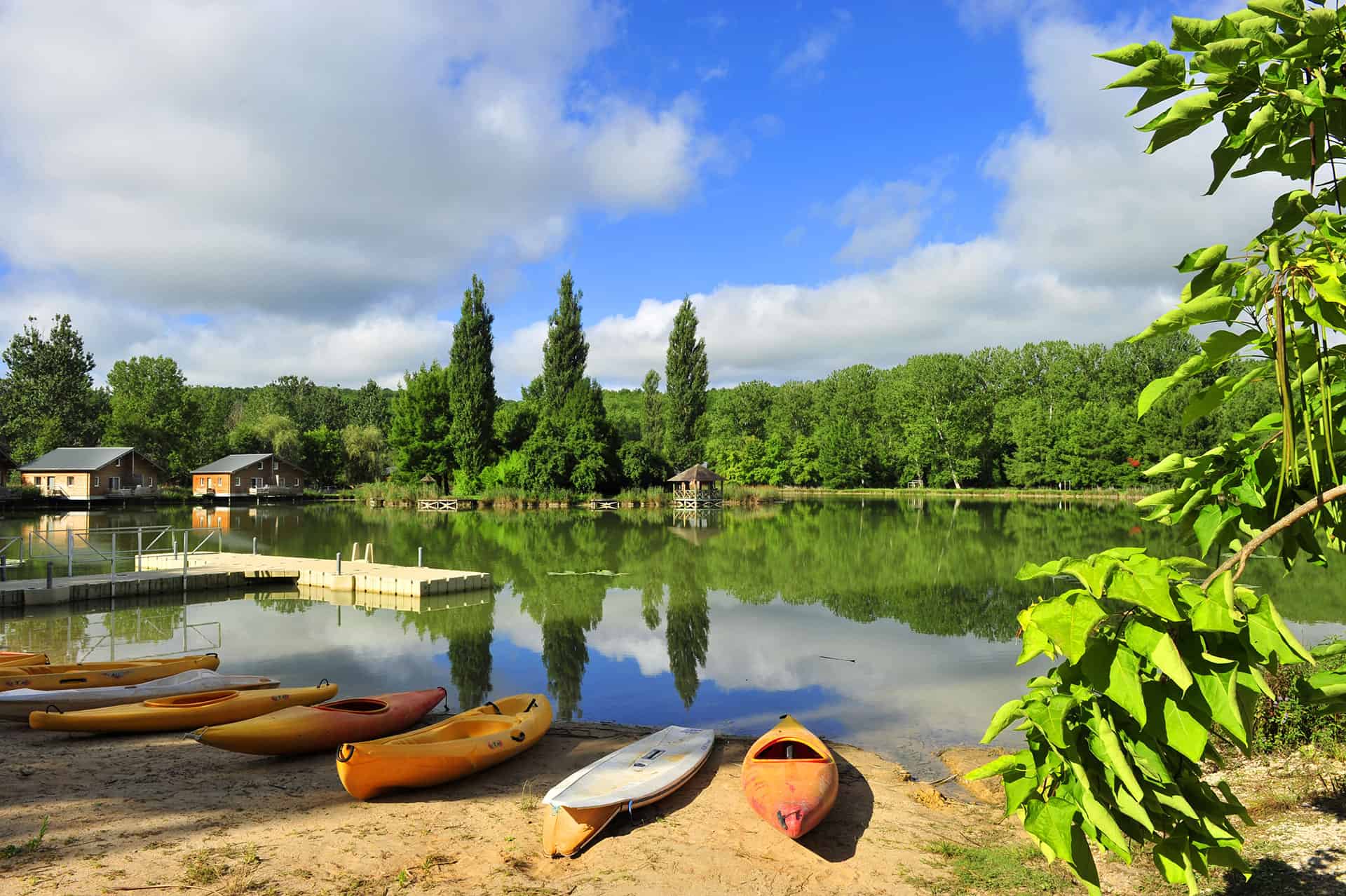 Le lac, au coeur de la résidence de vacances Goélia Les Cottages du Lac à Saint Amand de Coly Le lac, au coeur de la résidence de vacances Goélia Les Cottages du Lac à Saint Amand de Coly