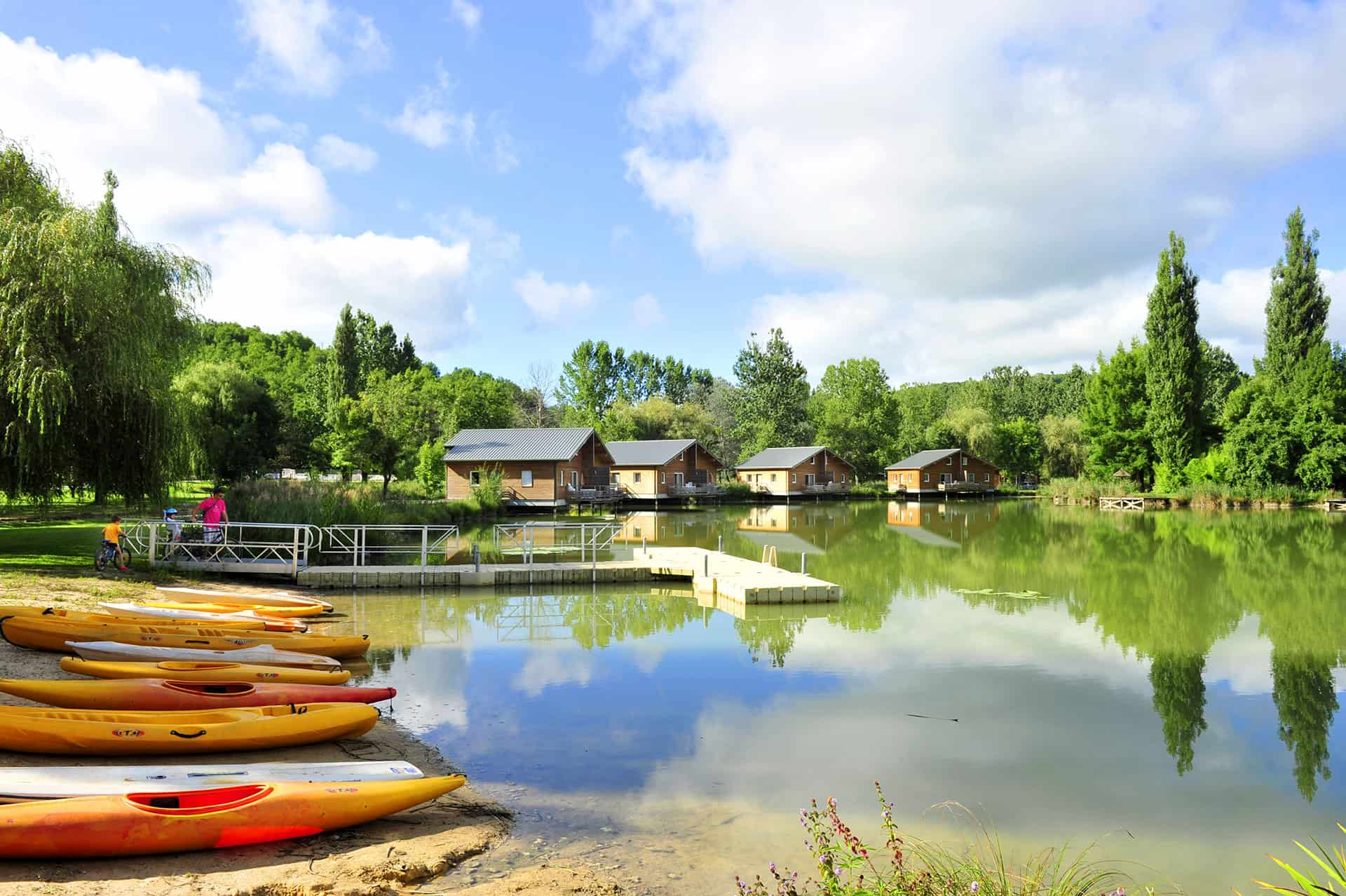 Le lac, au coeur de la résidence de vacances Goélia Les Cottages du Lac à Saint Amand de Coly Le lac, au coeur de la résidence de vacances Goélia Les Cottages du Lac à Saint Amand de Coly
