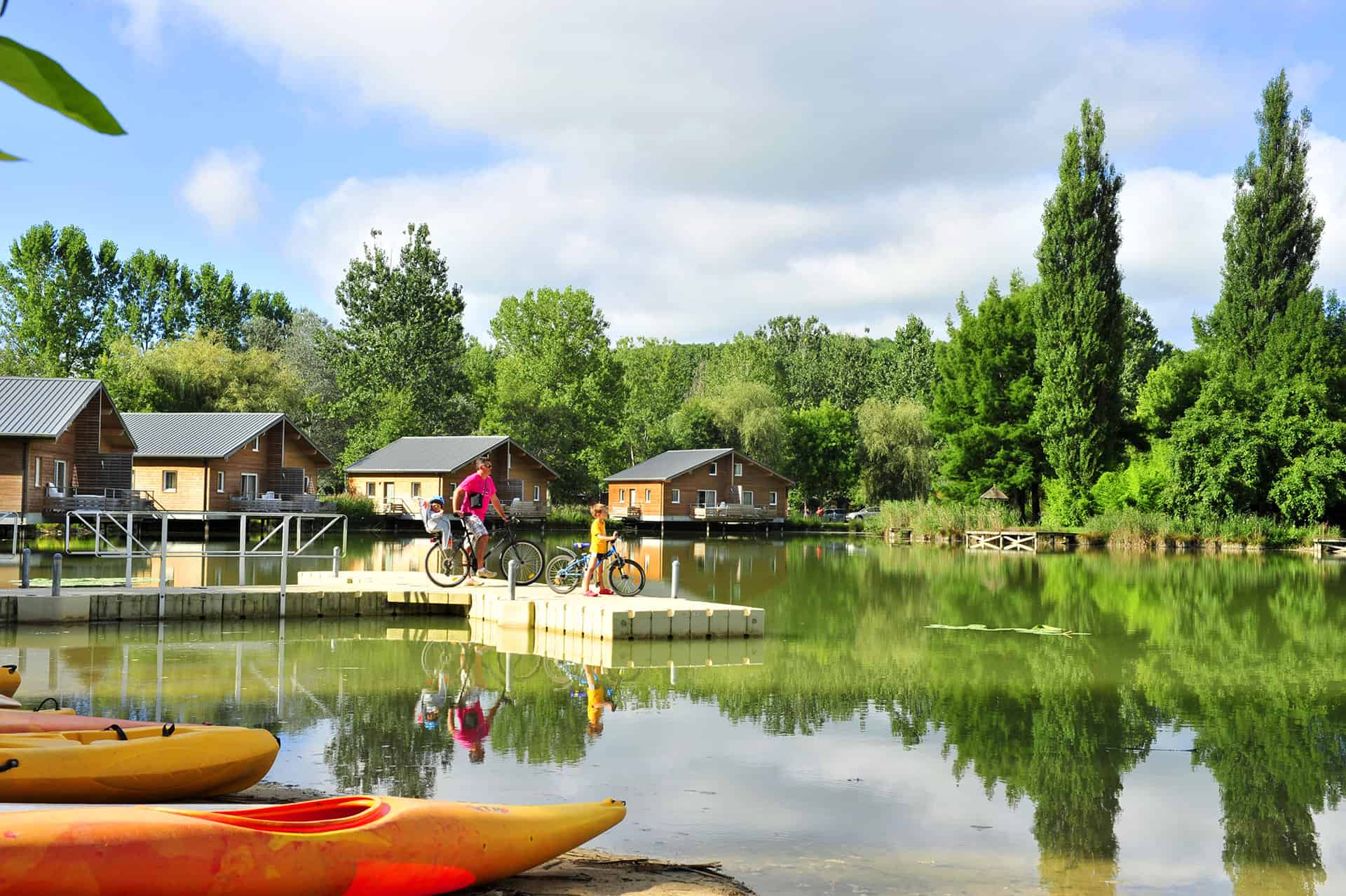 La résidence de vacances Goélia Les Cottages du Lac et son lac intérieur à Saint Amand de Coly La résidence de vacances Goélia Les Cottages du Lac et son lac intérieur à Saint Amand de Coly