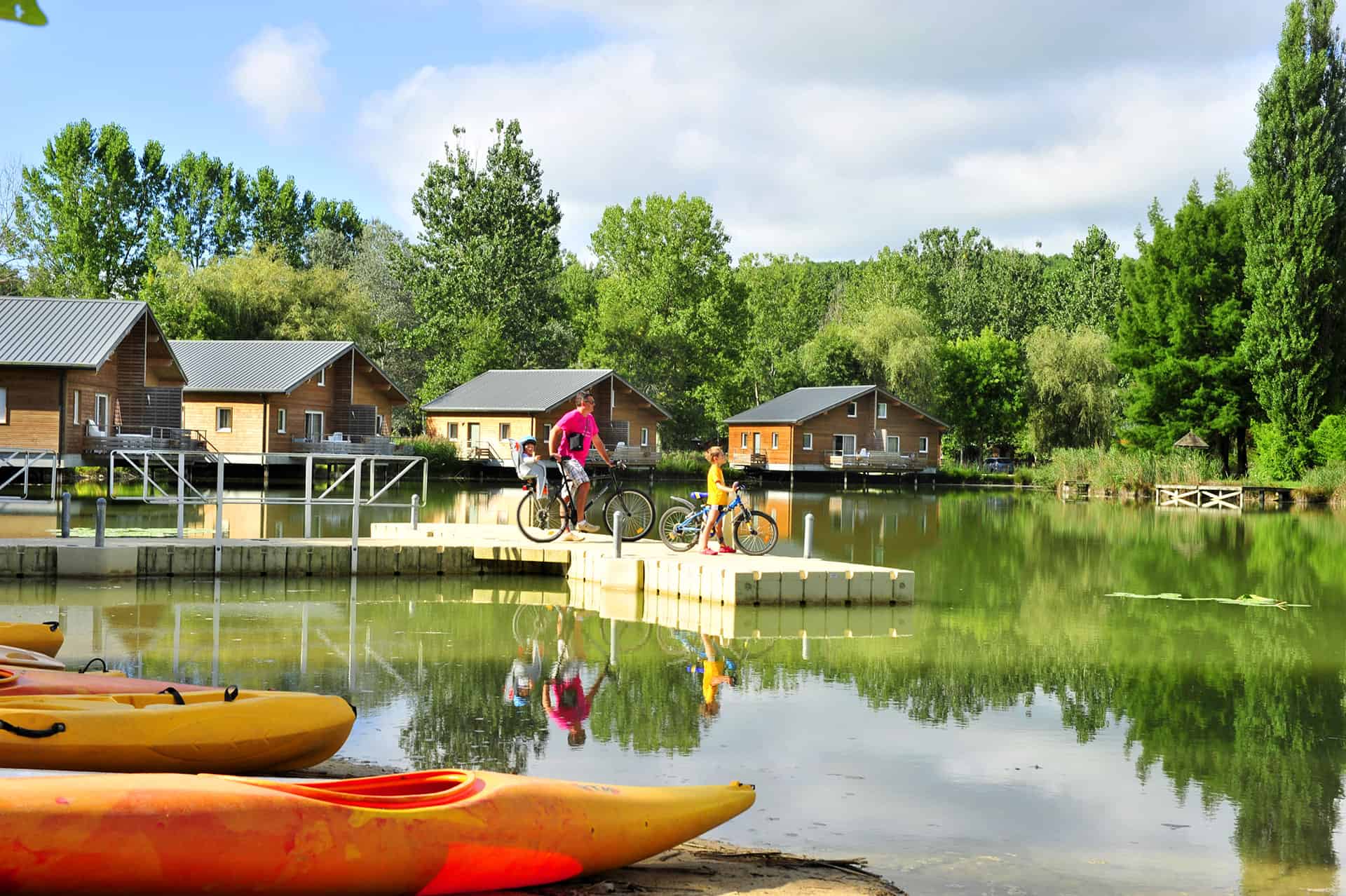 La résidence de vacances Goélia Les Cottages du Lac et son lac intérieur à Saint Amand de Coly La résidence de vacances Goélia Les Cottages du Lac et son lac intérieur à Saint Amand de Coly