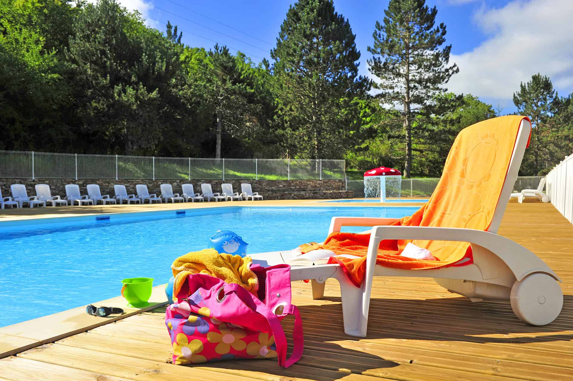 La piscine chauffée de la résidence Goélia Les  Demeures du Lac à St Amand de Coly La piscine chauffée de la résidence Goélia Les  Demeures du Lac à St Amand de Coly