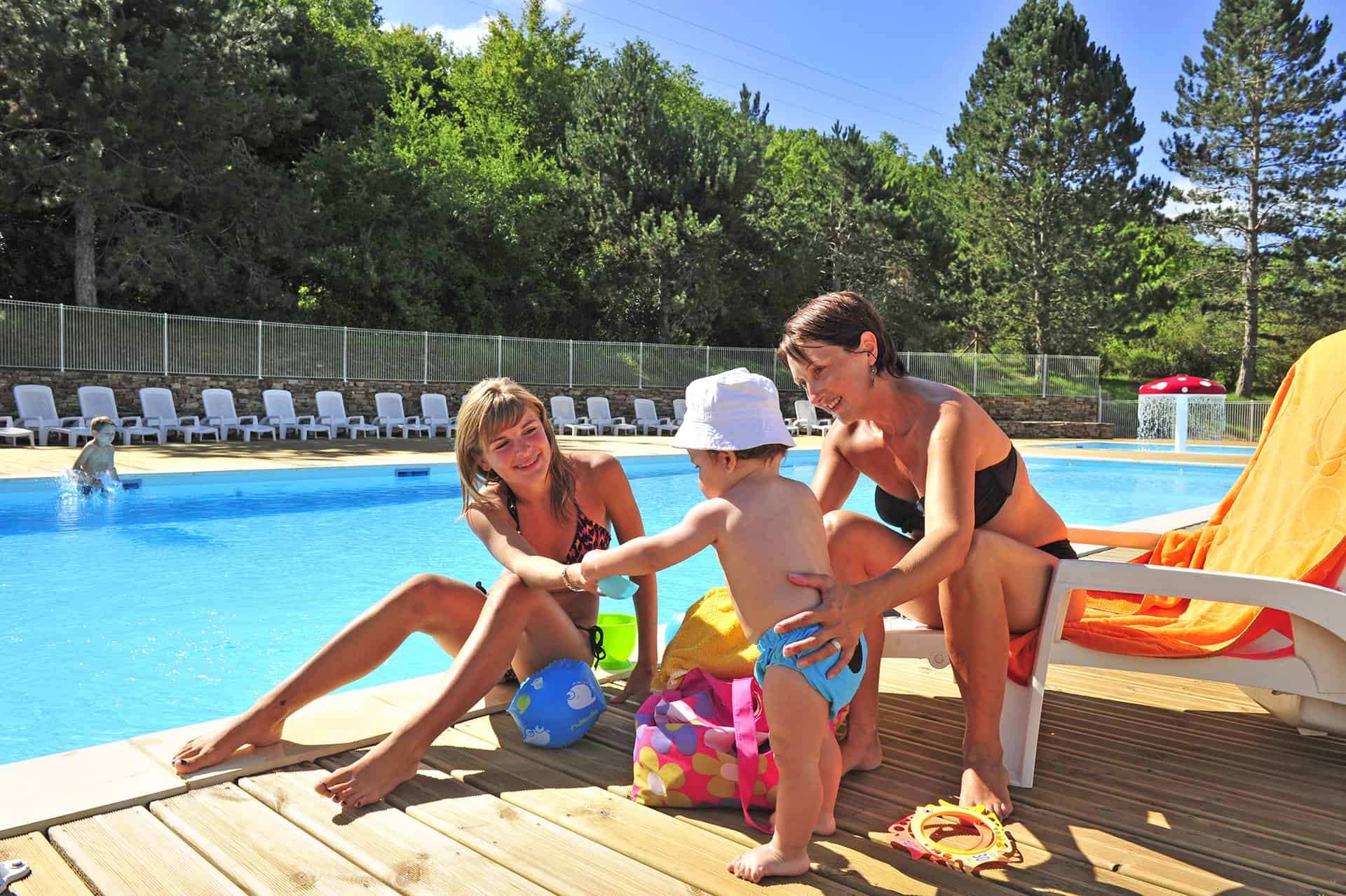 La piscine chauffée de la résidence Goélia Les  Demeures du Lac à St Amand de Coly La piscine chauffée de la résidence Goélia Les  Demeures du Lac à St Amand de Coly