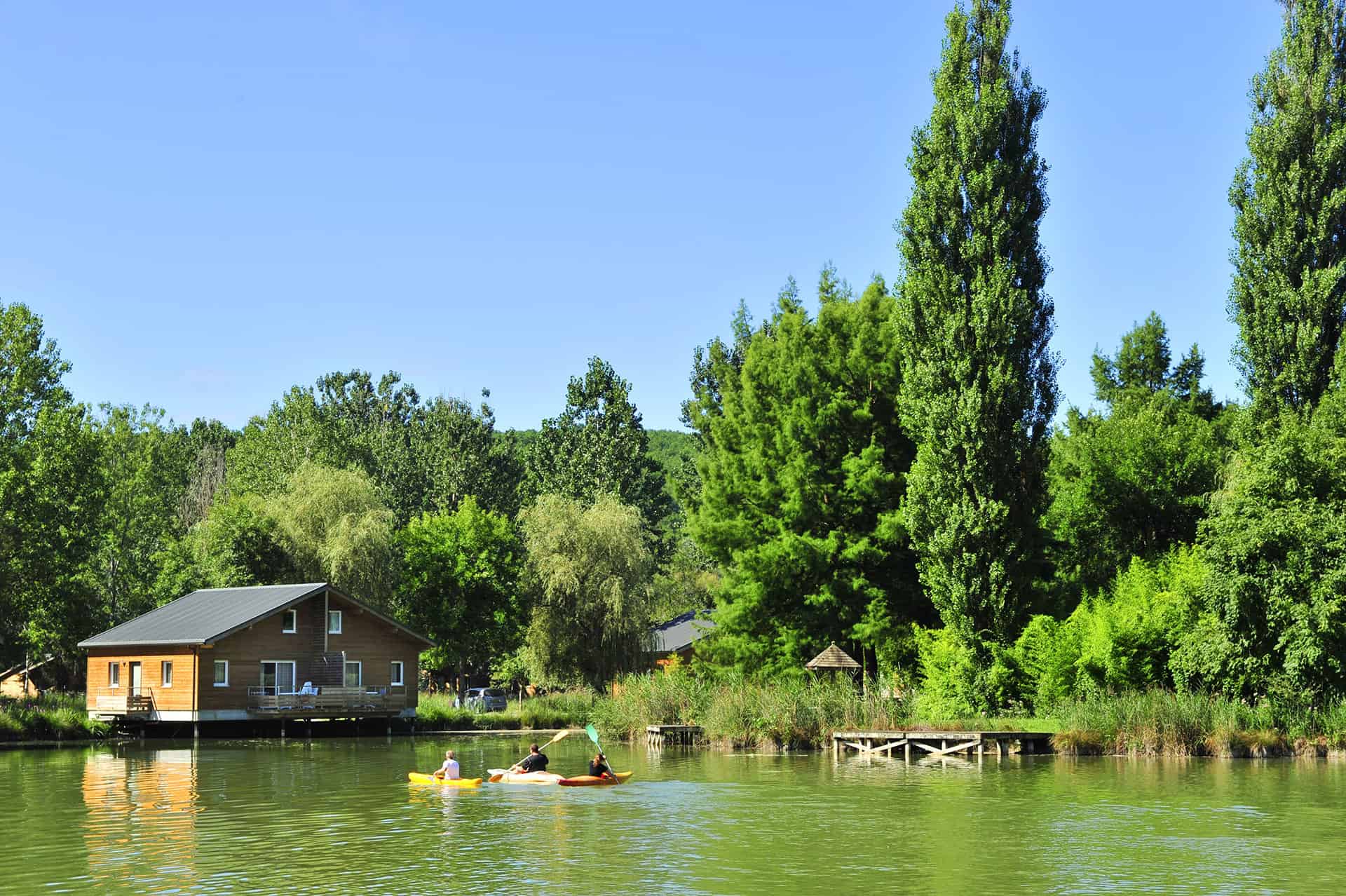 La résidence de vacances Goélia Les Cottages du Lac et son lac intérieur à Saint Amand de Coly La résidence de vacances Goélia Les Cottages du Lac et son lac intérieur à Saint Amand de Coly