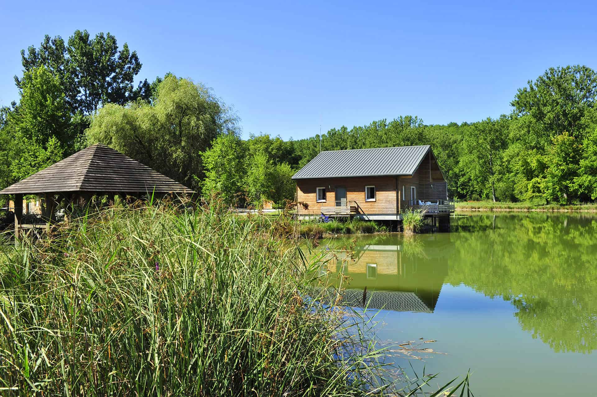 La résidence de vacances Goélia Les Cottages du Lac et son lac intérieur à Saint Amand de Coly La résidence de vacances Goélia Les Cottages du Lac et son lac intérieur à Saint Amand de Coly