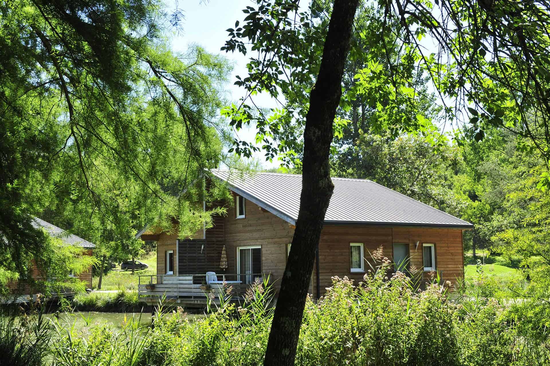 Nos logements au coeur du parc de la résidence Goélia Les Cottages du Lac à St Amand de Coly Nos logements au coeur du parc de la résidence Goélia Les Cottages du Lac à St Amand de Coly