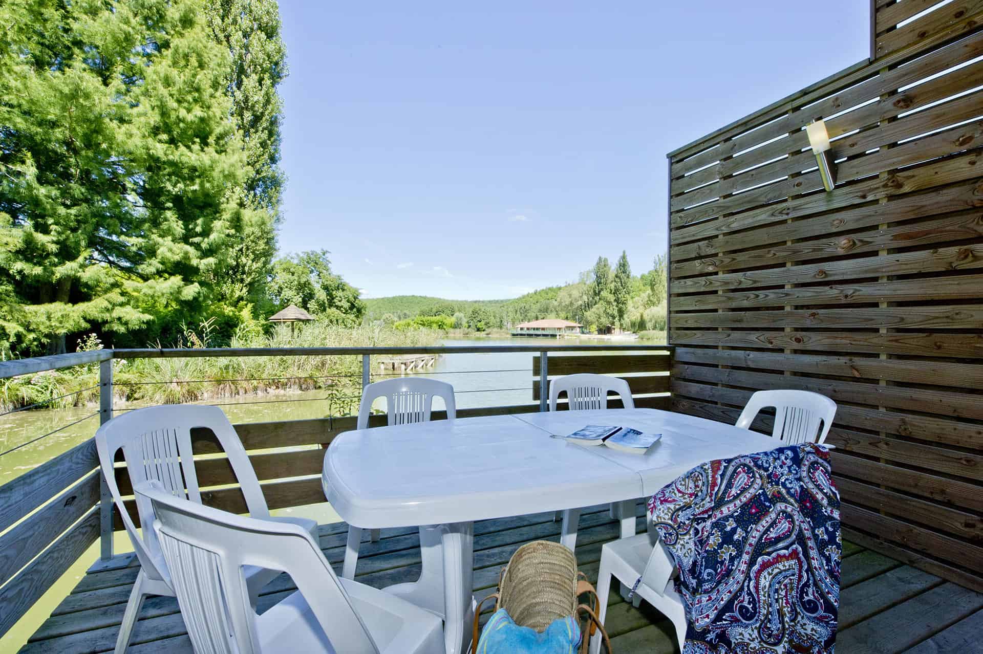 Exemple de terrasse de la résidence de vacances Goélia Les Cottages du Lac à St Amand de Coly Exemple de terrasse de la résidence de vacances Goélia Les Cottages du Lac à St Amand de Coly