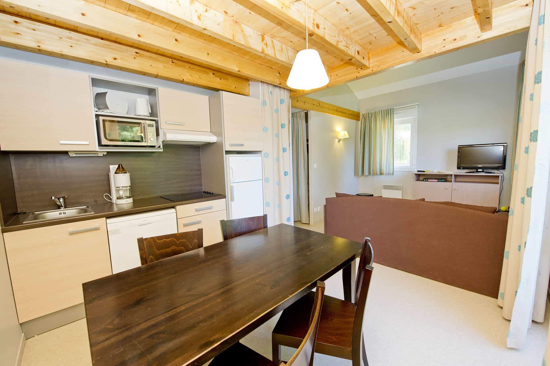 Exemple de cuisine de la résidence de vacances Goélia Les Cottages du Lac à St Amand de Coly Exemple de cuisine de la résidence de vacances Goélia Les Cottages du Lac à St Amand de Coly