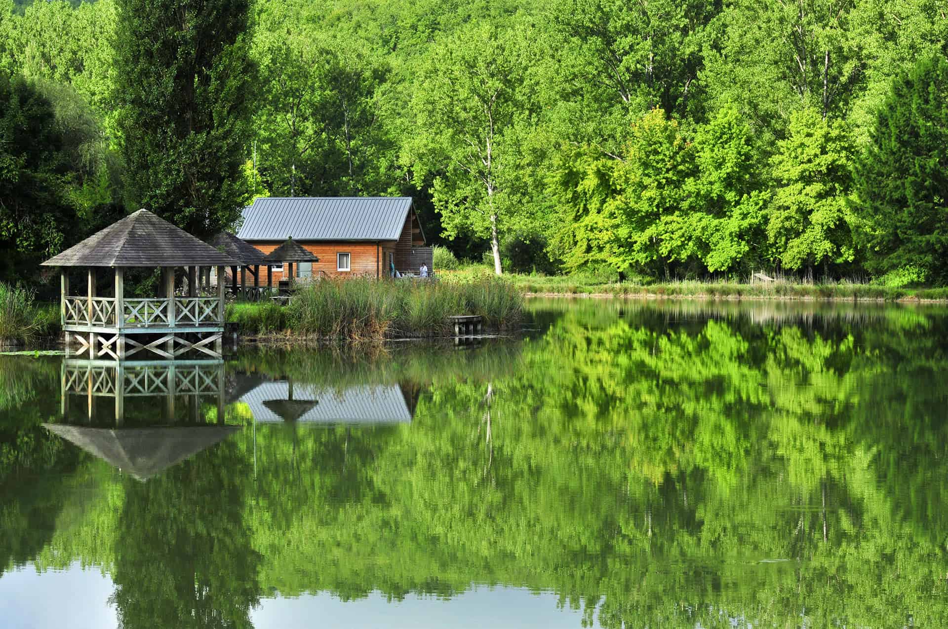 La résidence de vacances Goélia les Cottages du Lac à St Amand de Coly et ses cottages sur pilotis  La résidence de vacances Goélia les Cottages du Lac à St Amand de Coly et ses cottages sur pilotis