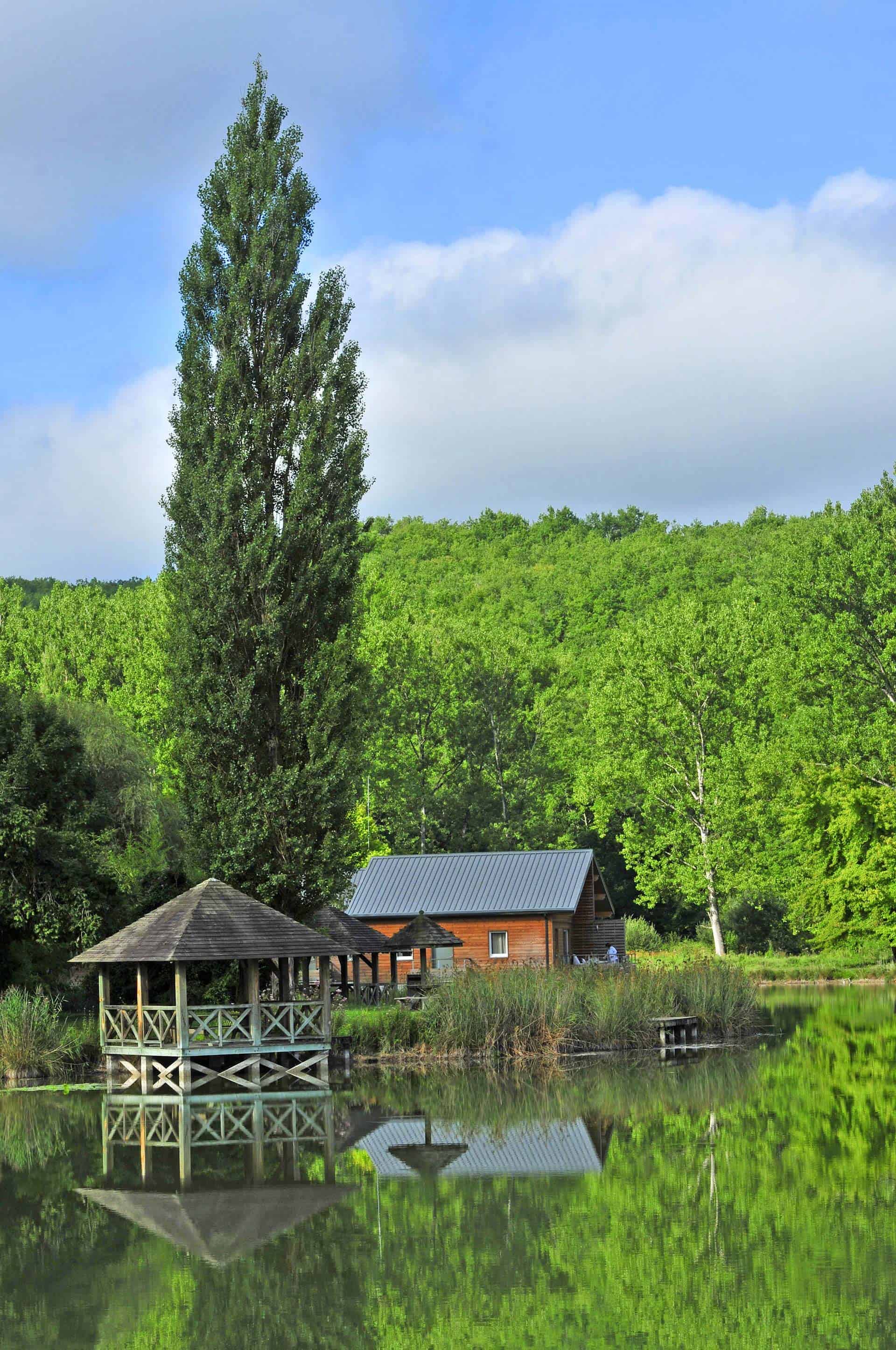 La résidence de vacances Goélia les Cottages du Lac à St Amand de Coly et ses cottages sur pilotis  La résidence de vacances Goélia les Cottages du Lac à St Amand de Coly et ses cottages sur pilotis