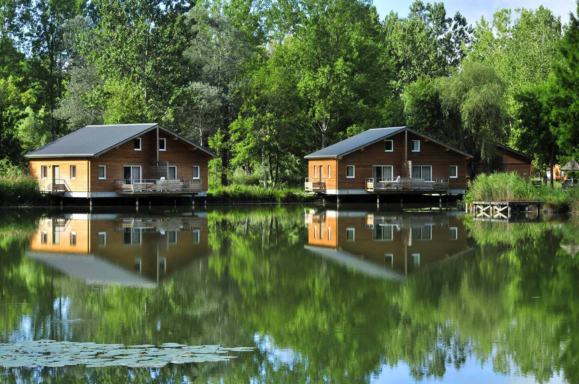 La résidence de vacances Goélia les Cottages du Lac à St Amand de Coly et ses cottages sur pilotis  La résidence de vacances Goélia les Cottages du Lac à St Amand de Coly et ses cottages sur pilotis