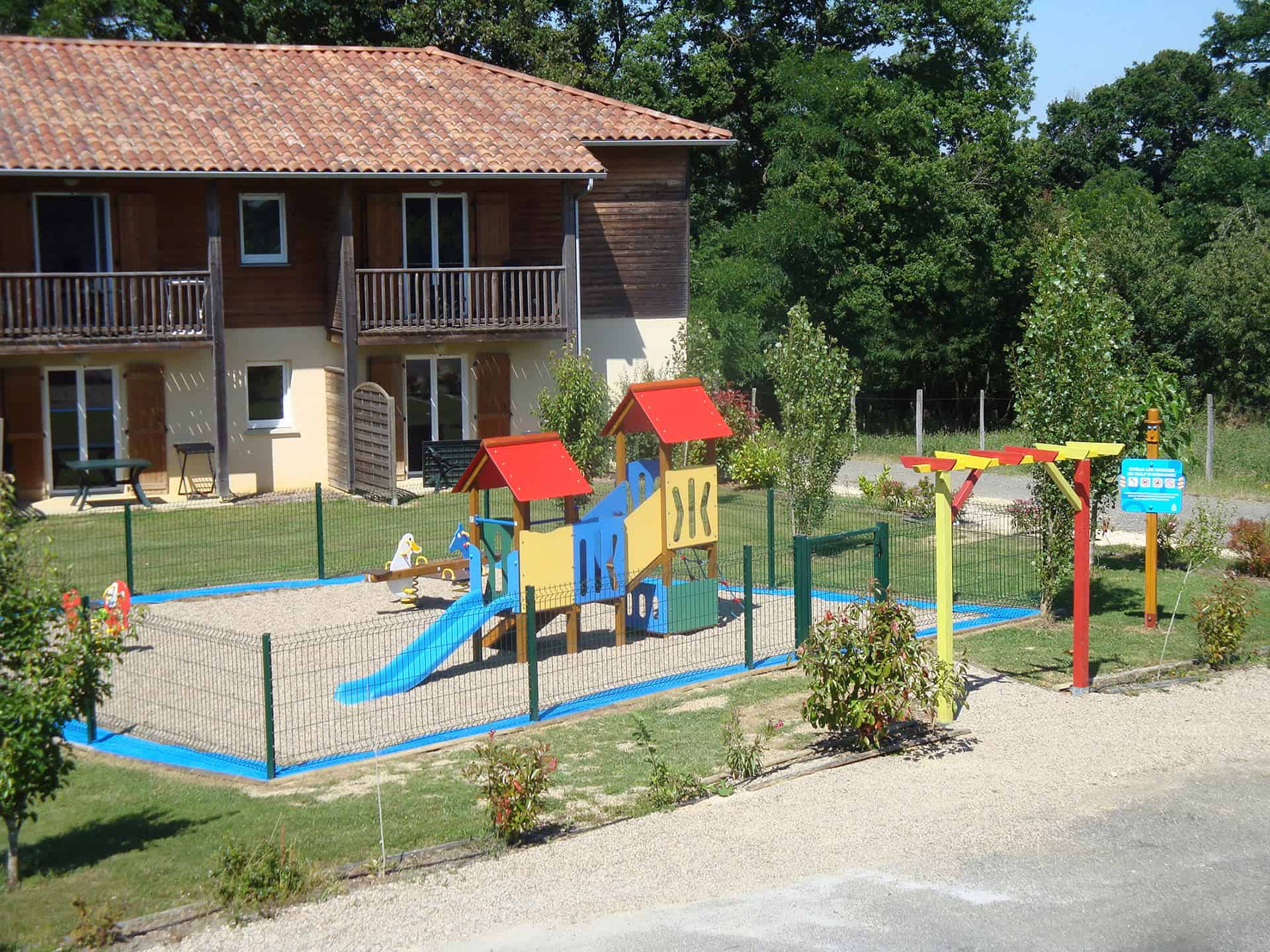 Aire de jeux de la résidence Goélia Les Maisons du Golf d'Armagnac à Eauze Aire de jeux de la résidence Goélia Les Maisons du Golf d'Armagnac à Eauze