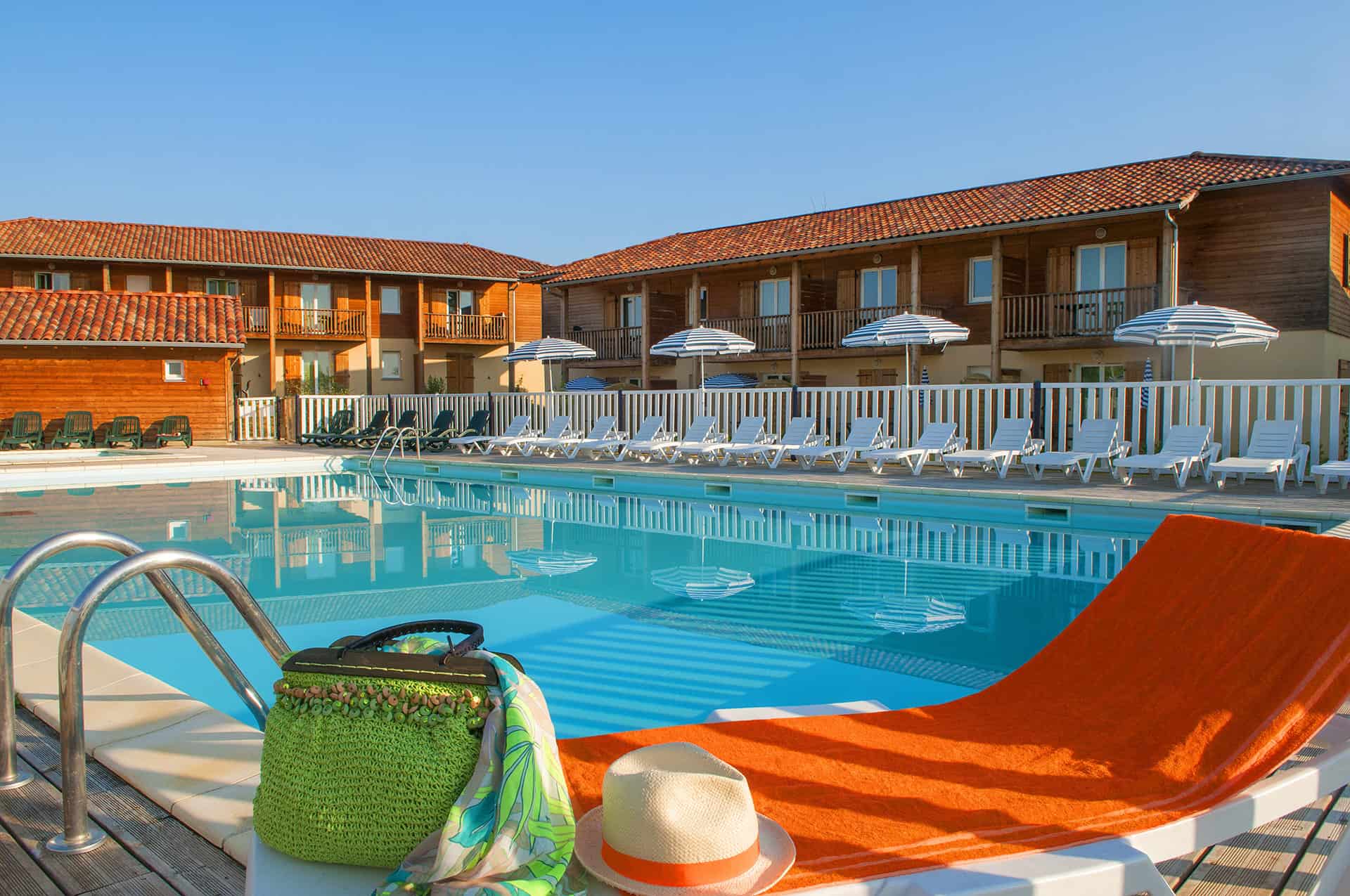 Bassin enfants et piscine de la résidence de vacances Goélia les Maisons du Golf D'Armagnac à Eauze - Devant les appartements du Clos Master Bassin enfants et piscine de la résidence de vacances Goélia les Maisons du Golf D'Armagnac à Eauze - Devant les appartements du Clos Master