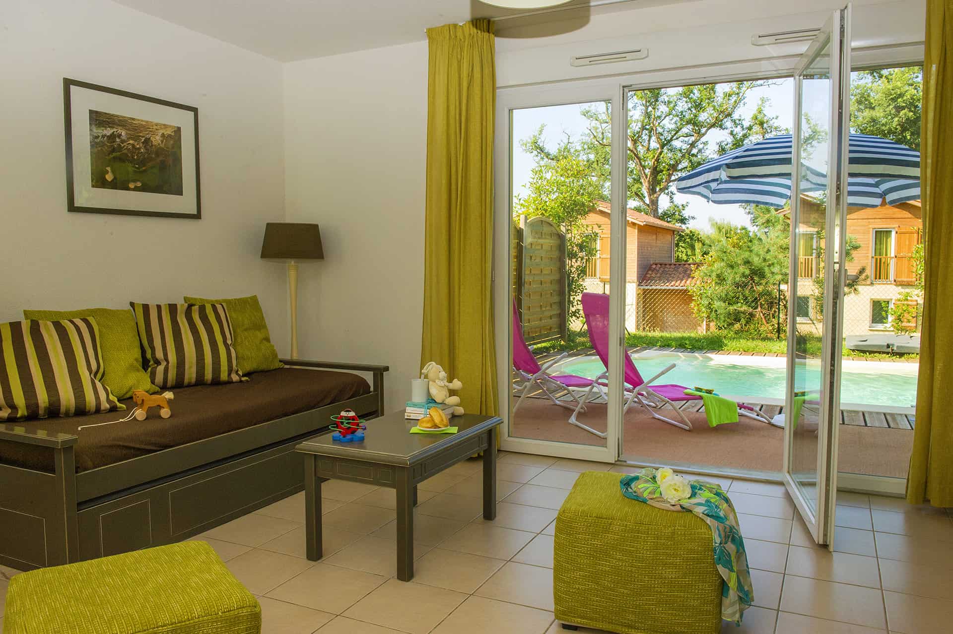 Exemple de salon de villa de la résidence de vacances Goélia Les maisons du Golf d'Armagnac à Eauze Exemple de salon de villa de la résidence de vacances Goélia Les maisons du Golf d'Armagnac à Eauze