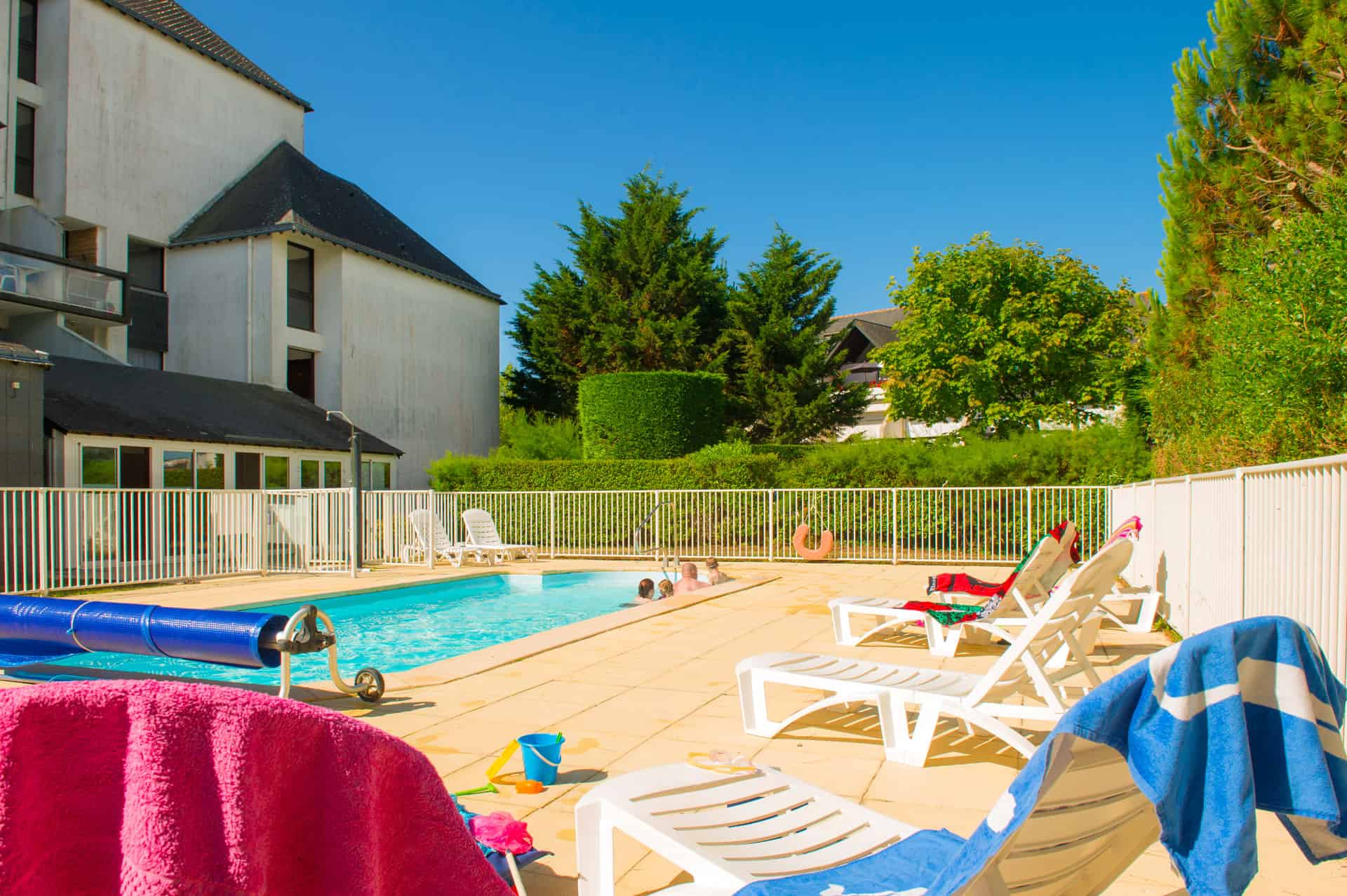 Piscine extérieure chauffée avec chaises longues de la résidence de vacances Goélia Bleue Océane à Carnac Piscine extérieure chauffée avec chaises longues de la résidence de vacances Goélia Bleue Océane à Carnac