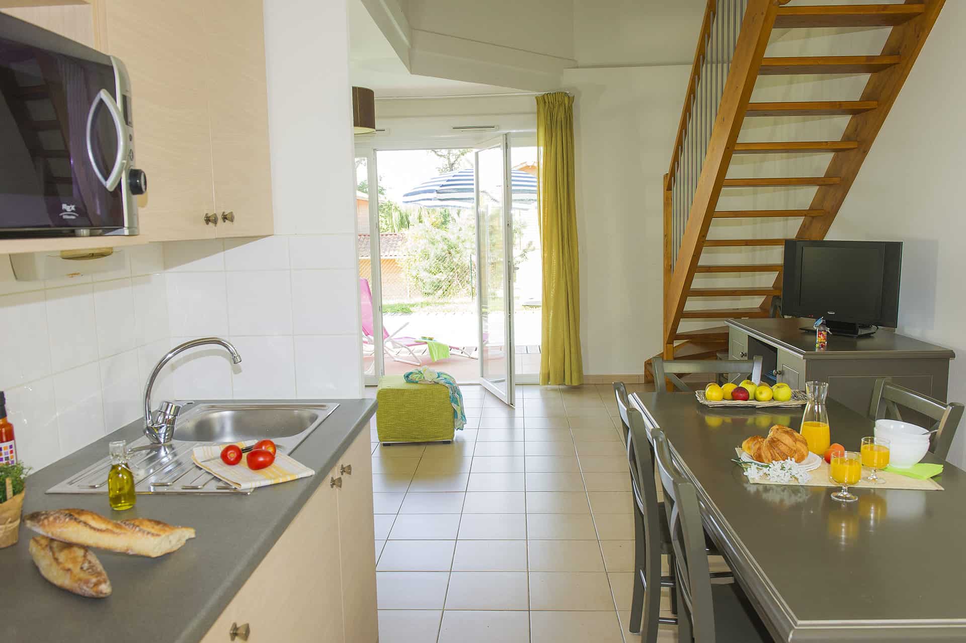 Exemple de cuisine de villa de la résidence de vacances Goélia Les maisons du Golf d'Armagnac à Eauze Exemple de cuisine de villa de la résidence de vacances Goélia Les maisons du Golf d'Armagnac à Eauze