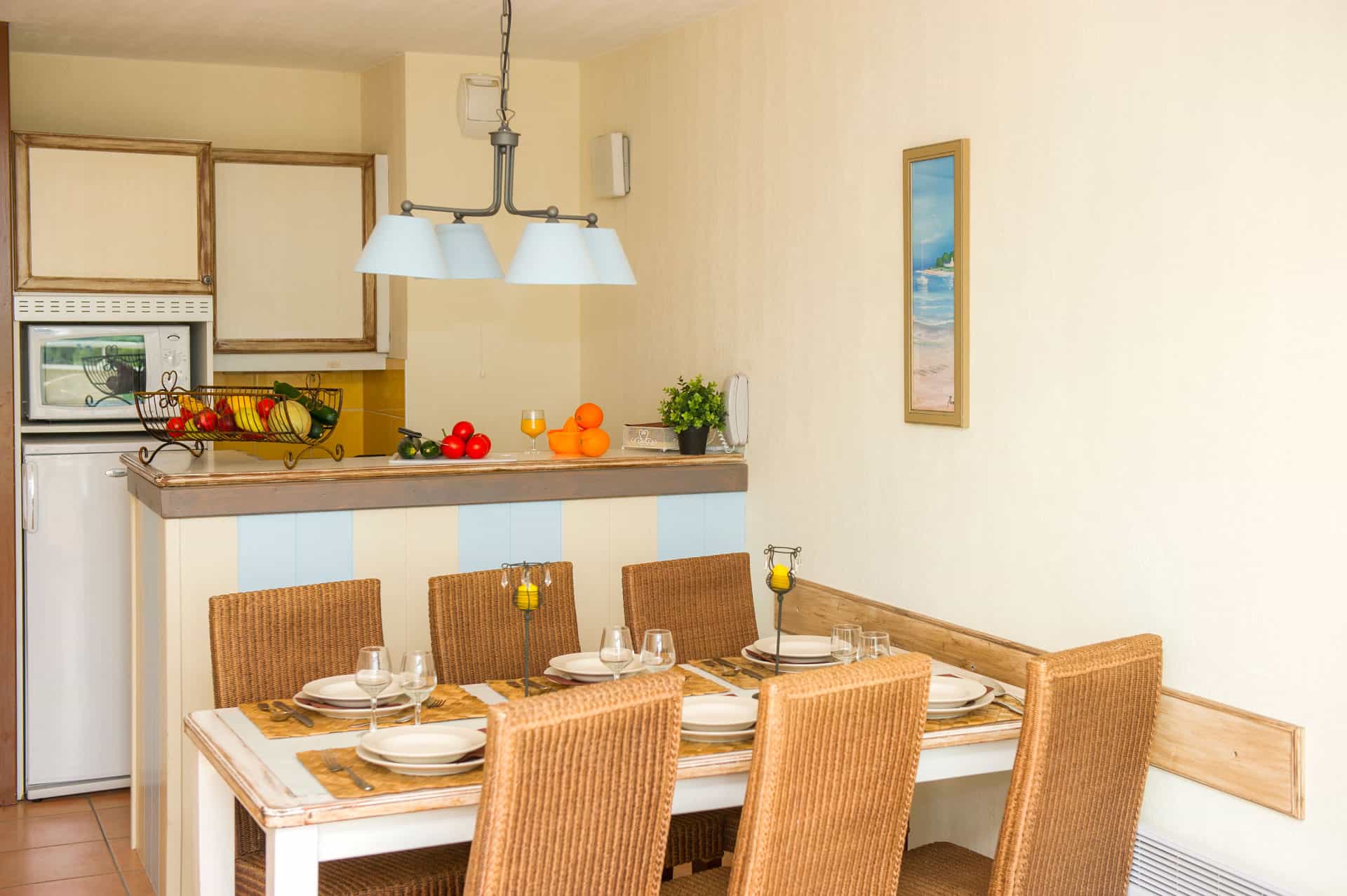 Salon avec kitchenette d'un appartement de la résidence de vacances Royal Park à La Baule Salon avec kitchenette d'un appartement de la résidence de vacances Royal Park à La Baule