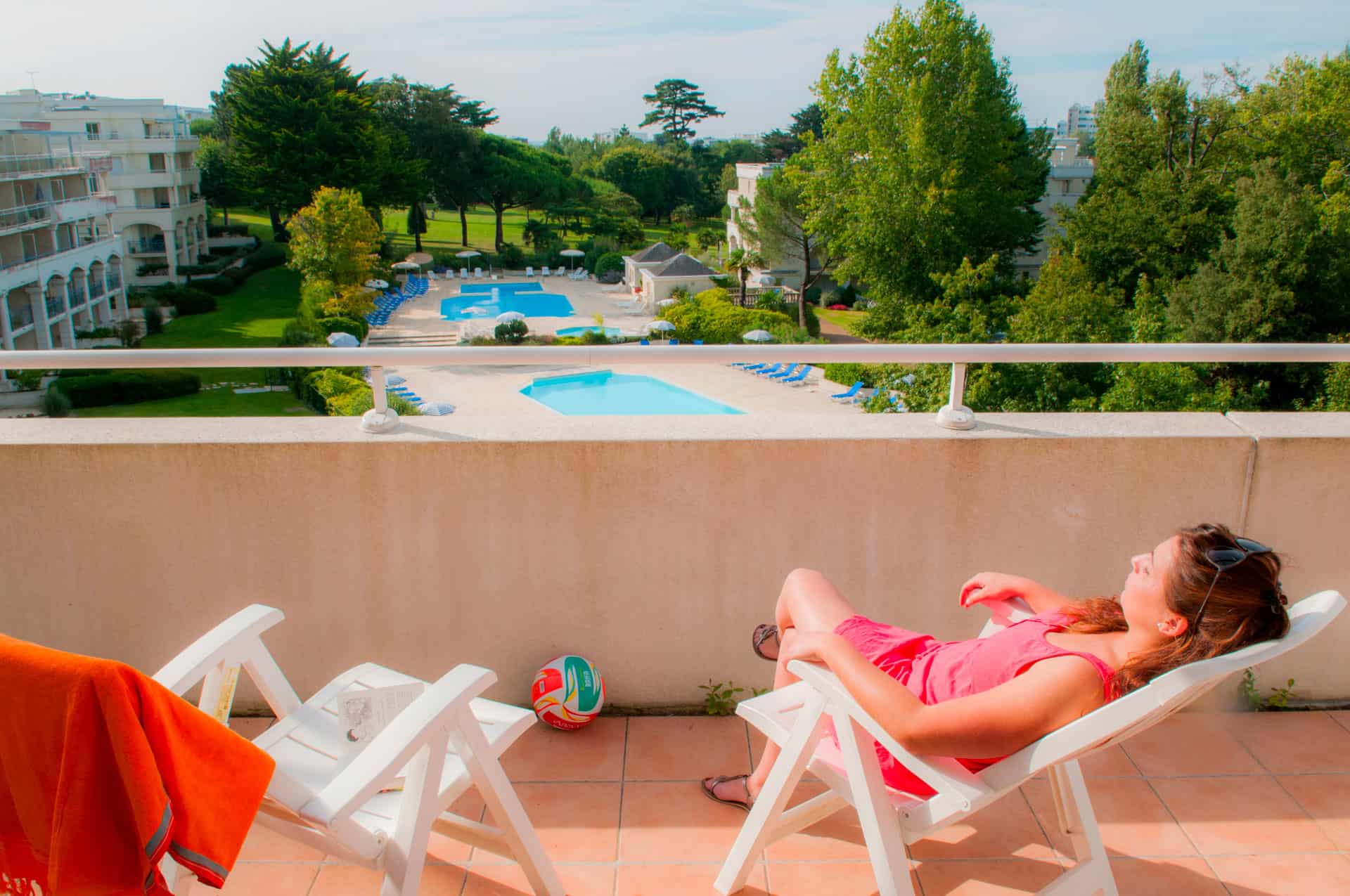 Vue sur les piscines d'un balcon d'un appartement de la résidence de vacances Royal Park à La Baule Vue sur les piscines d'un balcon d'un appartement de la résidence de vacances Royal Park à La Baule