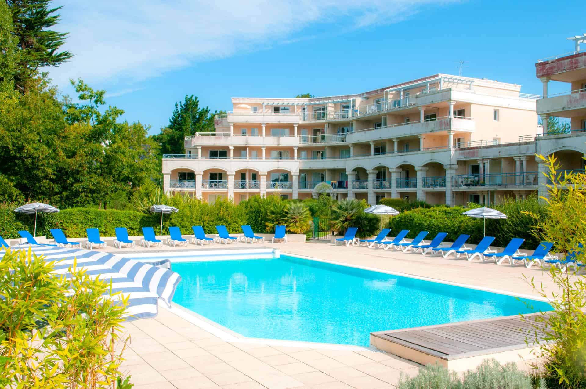 Outdoor pool of the Royal Park holiday residence in La Baule
