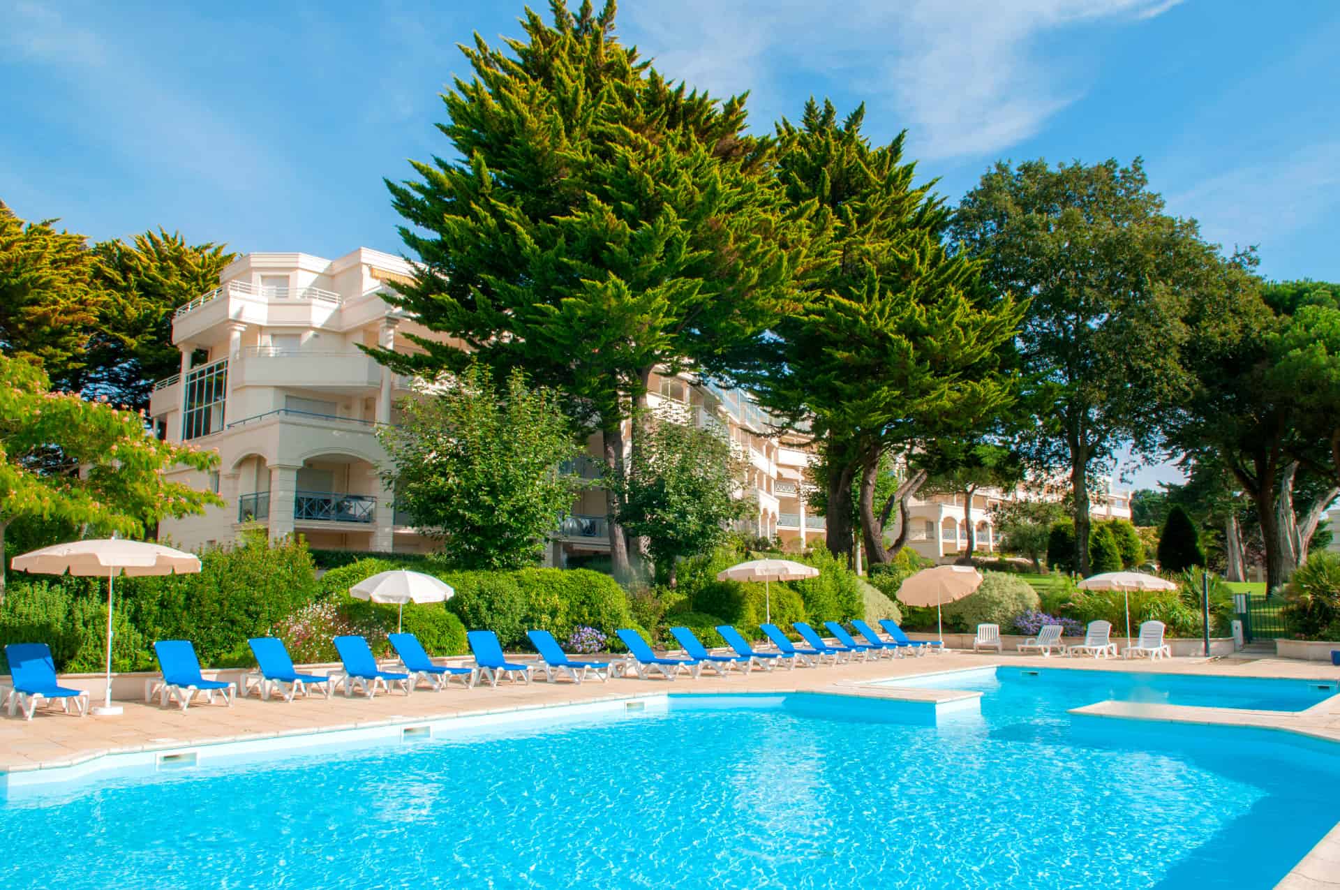 Piscine extérieure de la résidence de vacances Royal Park à La Baule  Piscine extérieure de la résidence de vacances Royal Park à La Baule
