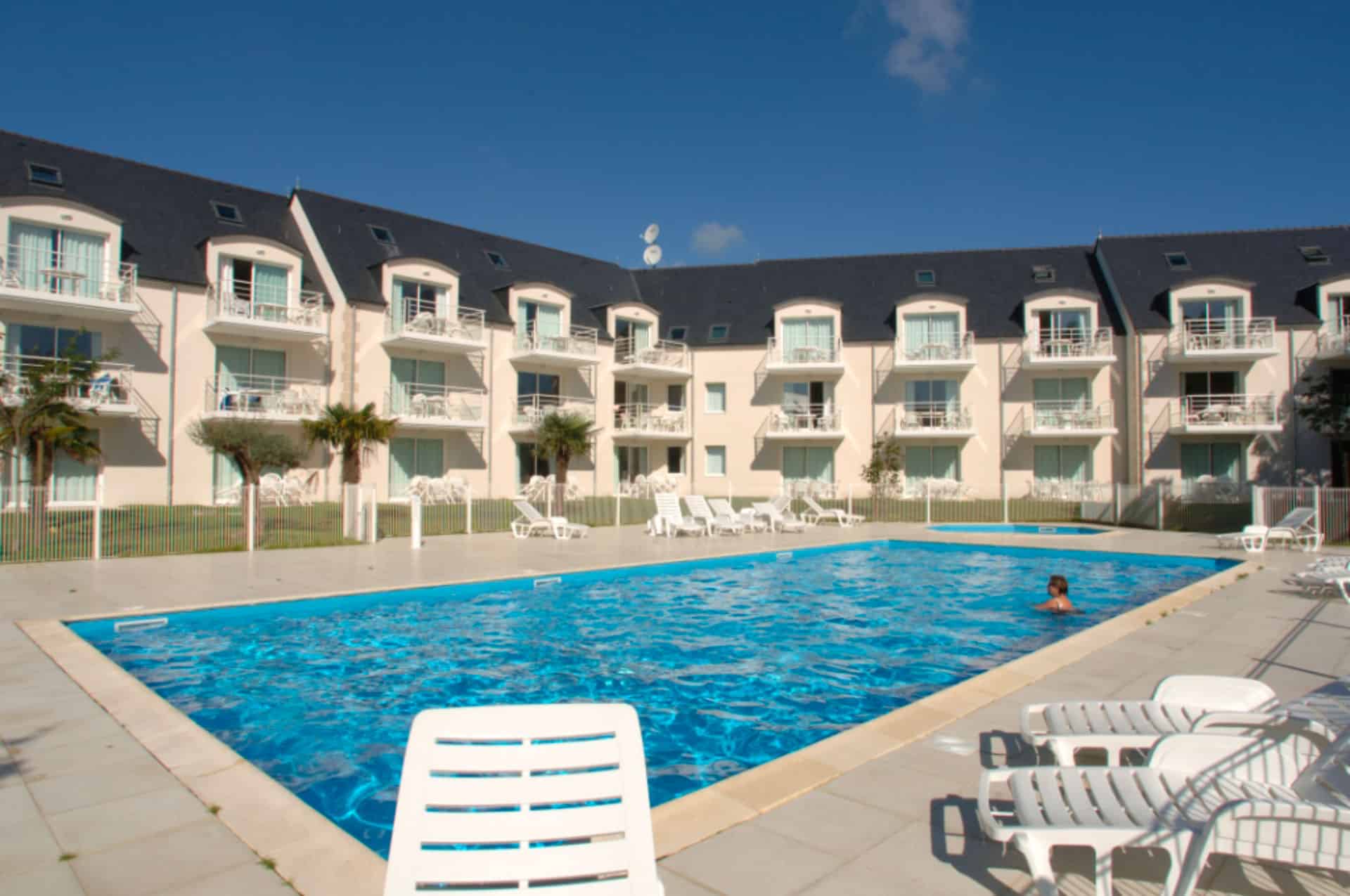 Piscine extérieure chauffée de la résidence de vacances Goélia Le Domaine des Glénan à Fouesnant Piscine extérieure chauffée de la résidence de vacances Goélia Le Domaine des Glénan à Fouesnant