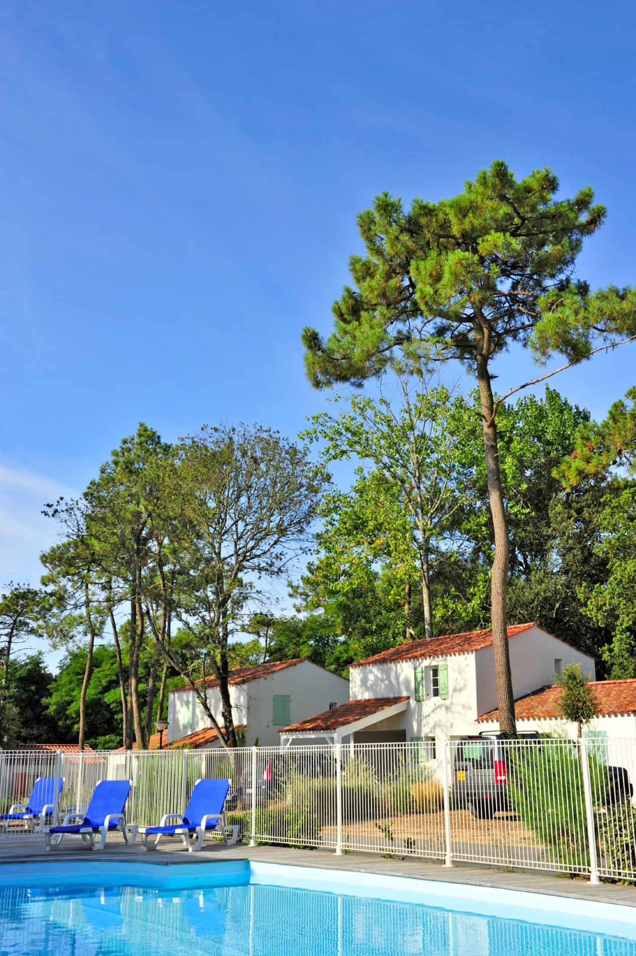 Outdoor heated swimming pool of the Goélia Le Domaine des Oyats holiday residence in Longeville-sur-Mer Outdoor heated swimming pool of the Goélia Le Domaine des Oyats holiday residence in Longeville-sur-Mer