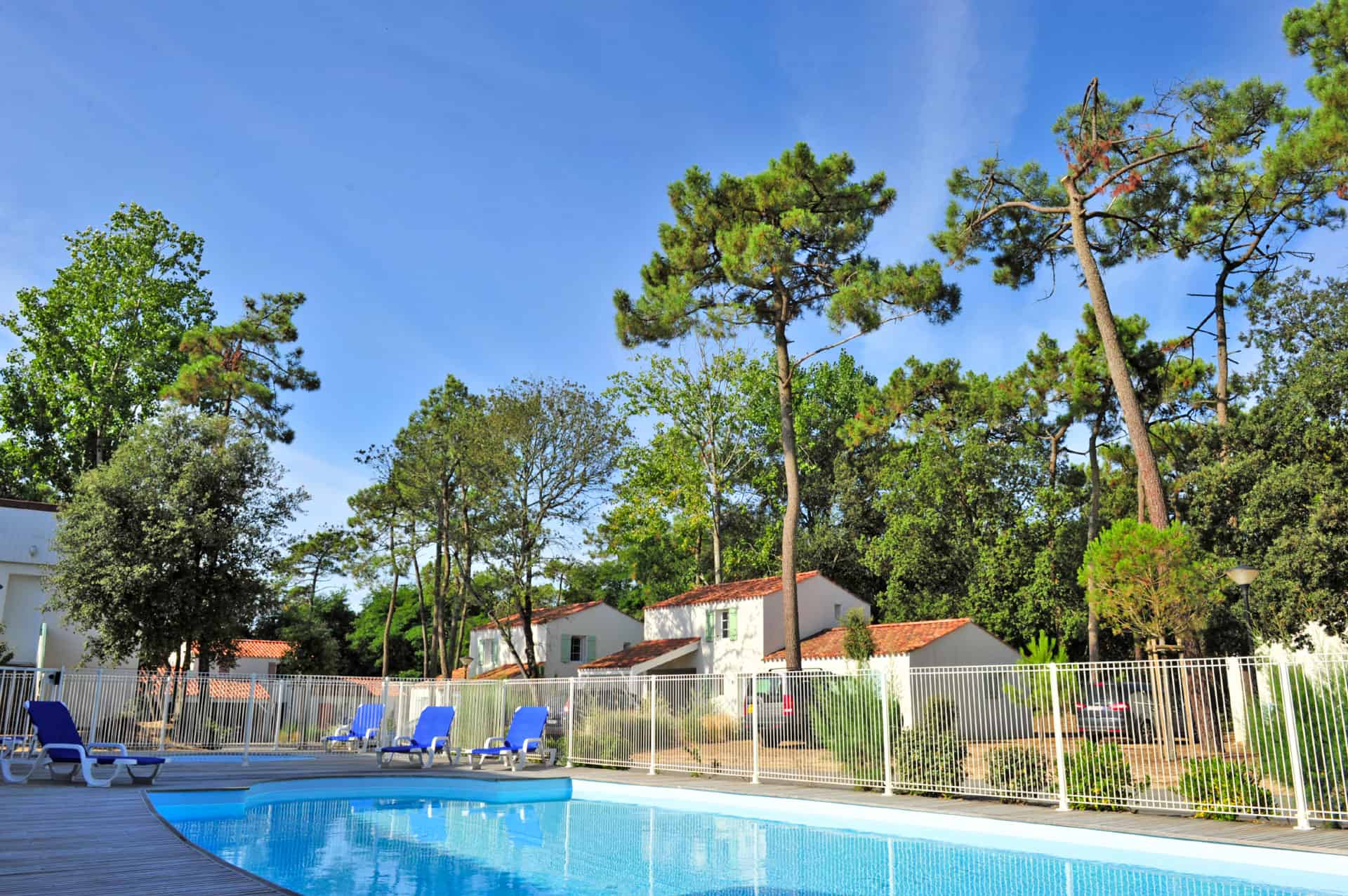 Outdoor heated swimming pool of the Goélia Le Domaine des Oyats holiday residence in Longeville-sur-Mer Outdoor heated swimming pool of the Goélia Le Domaine des Oyats holiday residence in Longeville-sur-Mer