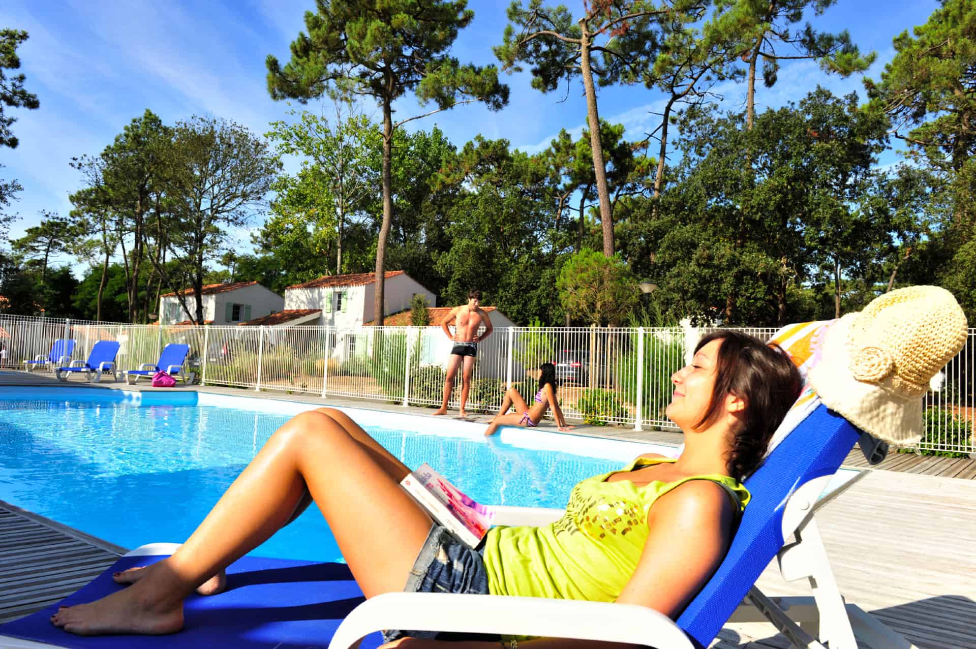 Piscine extérieure chauffée de la résidence de vacances Goélia Le Domaine des Oyats à Longeville-sur-Mer