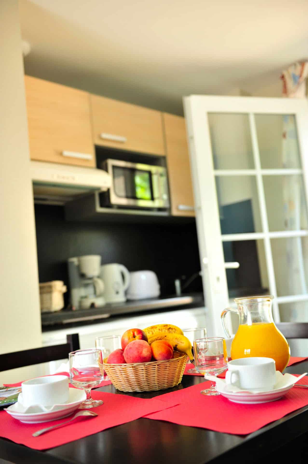 Living room with kitchen of the holiday residence Goélia Le Domaine des Oyats in Longeville-sur-Mer Living room with kitchen of the holiday residence Goélia Le Domaine des Oyats in Longeville-sur-Mer