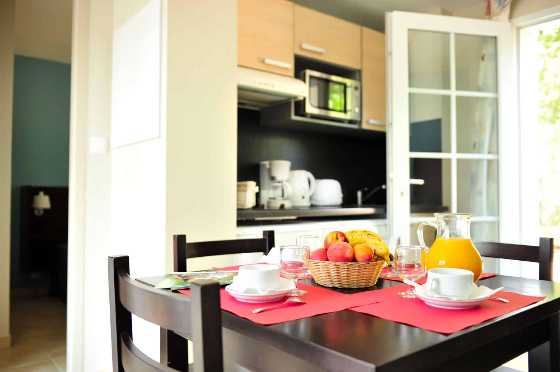 Living room with kitchen of the holiday residence Goélia Le Domaine des Oyats in Longeville-sur-Mer Living room with kitchen of the holiday residence Goélia Le Domaine des Oyats in Longeville-sur-Mer