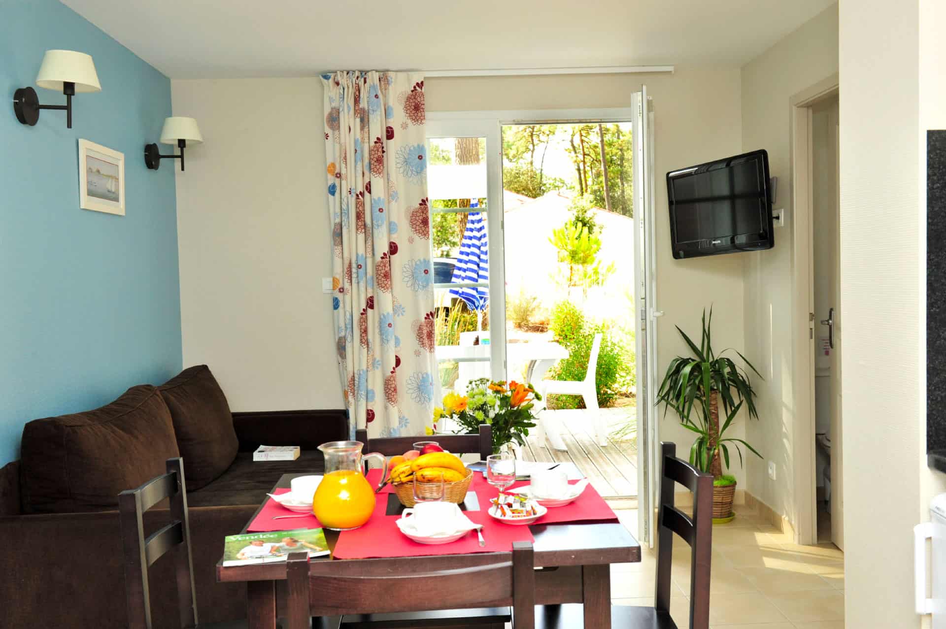 Living room of the holiday residence Goélia Le Domaine des Oyats in Longeville-sur-Mer Living room of the holiday residence Goélia Le Domaine des Oyats in Longeville-sur-Mer