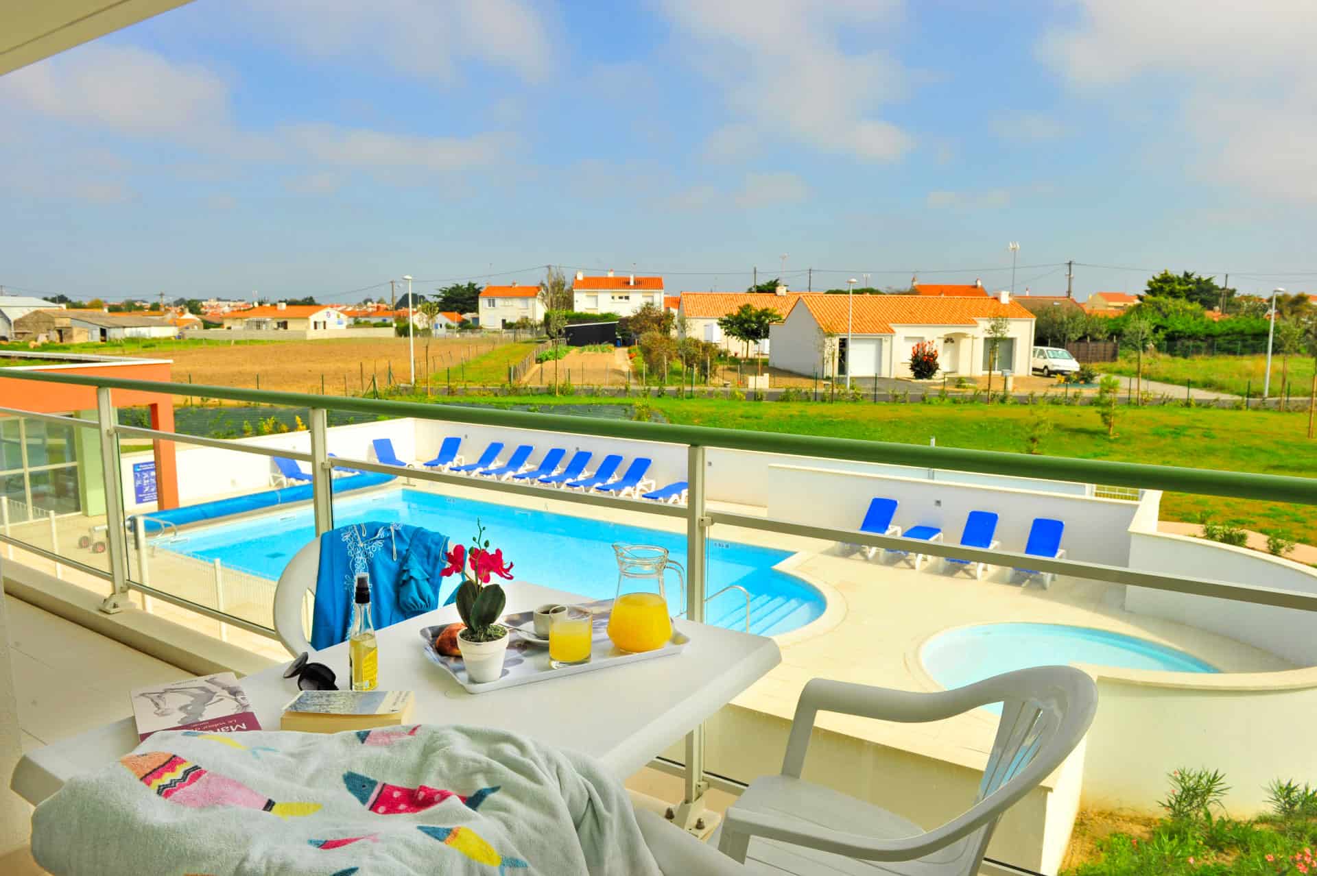 Vue du balcon d'un appartement sur la piscine extérieure chauffée de la résidence de vacances Goélia La Grande Plage à St-Gilles-Croix-de-Vie Vue du balcon d'un appartement sur la piscine extérieure chauffée de la résidence de vacances Goélia La Grande Plage à St-Gilles-Croix-de-Vie