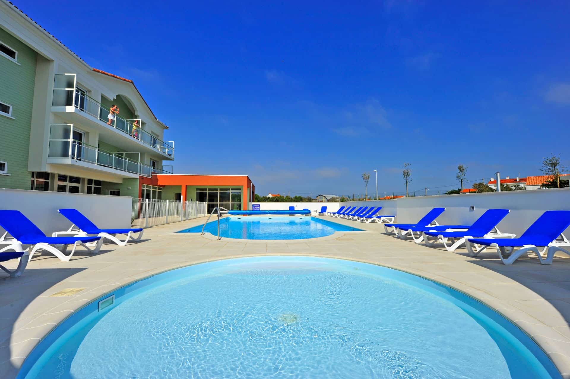 Piscine extérieure chauffée de la résidence de vacances Goélia La Grande Plage à St-Gilles-Croix-de-Vie Piscine extérieure chauffée de la résidence de vacances Goélia La Grande Plage à St-Gilles-Croix-de-Vie
