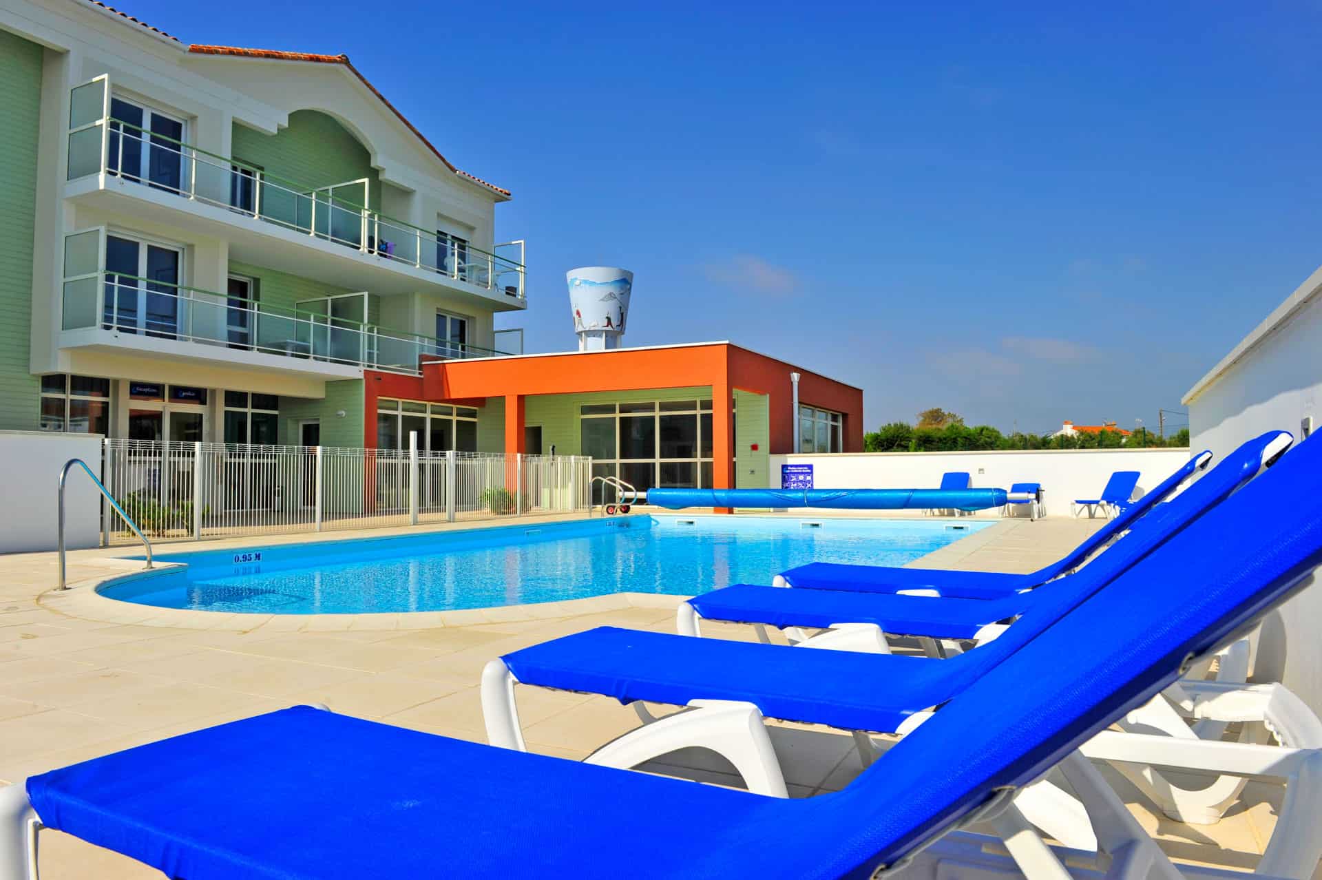 Piscine extérieure chauffée de la résidence de vacances Goélia La Grande Plage à St-Gilles-Croix-de-Vie Piscine extérieure chauffée de la résidence de vacances Goélia La Grande Plage à St-Gilles-Croix-de-Vie