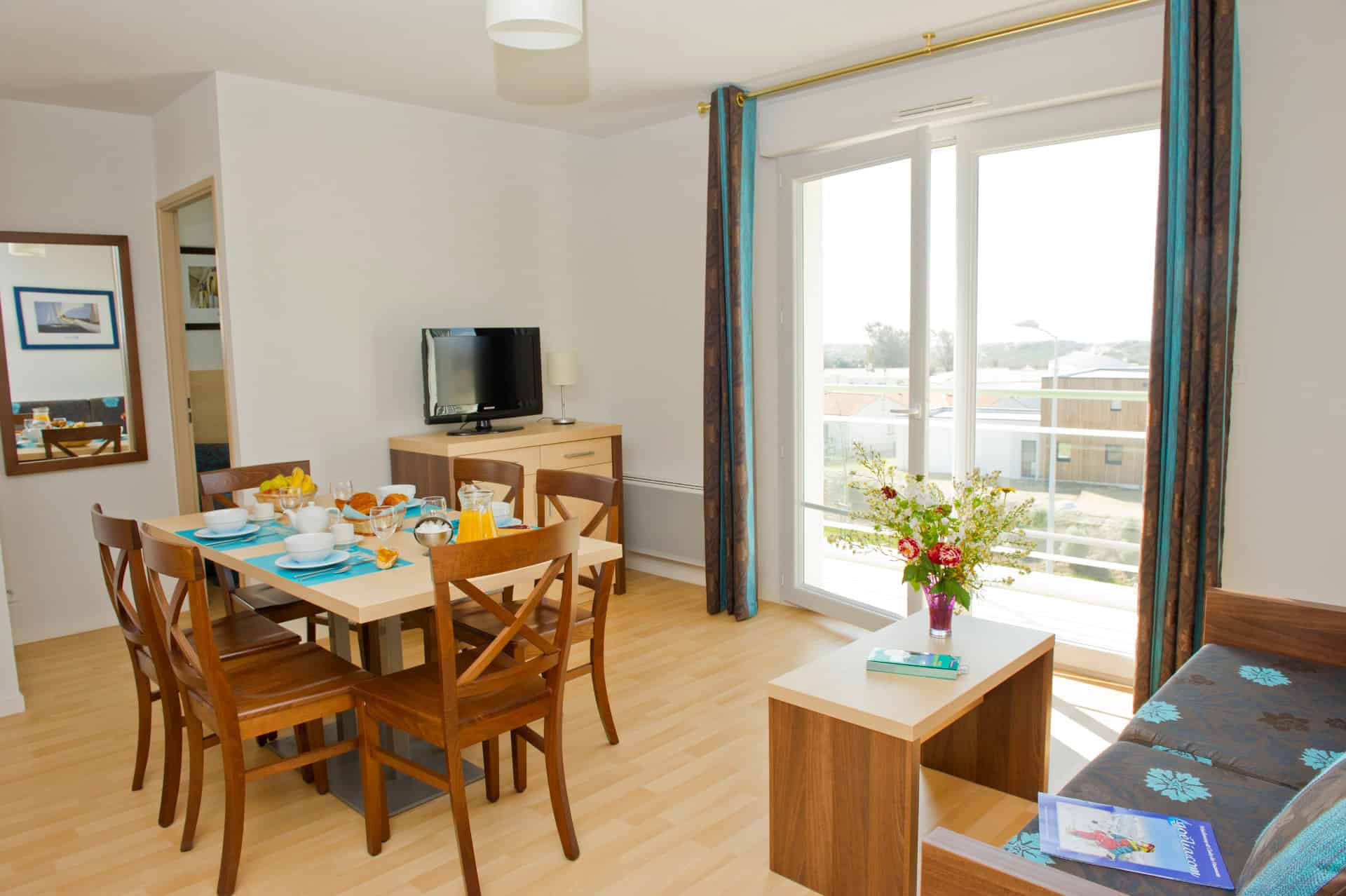 Salon d'un appartement de la résidence de vacances Goélia La Grande Plage à St-Gilles-Croix-de-Vie Salon d'un appartement de la résidence de vacances Goélia La Grande Plage à St-Gilles-Croix-de-Vie