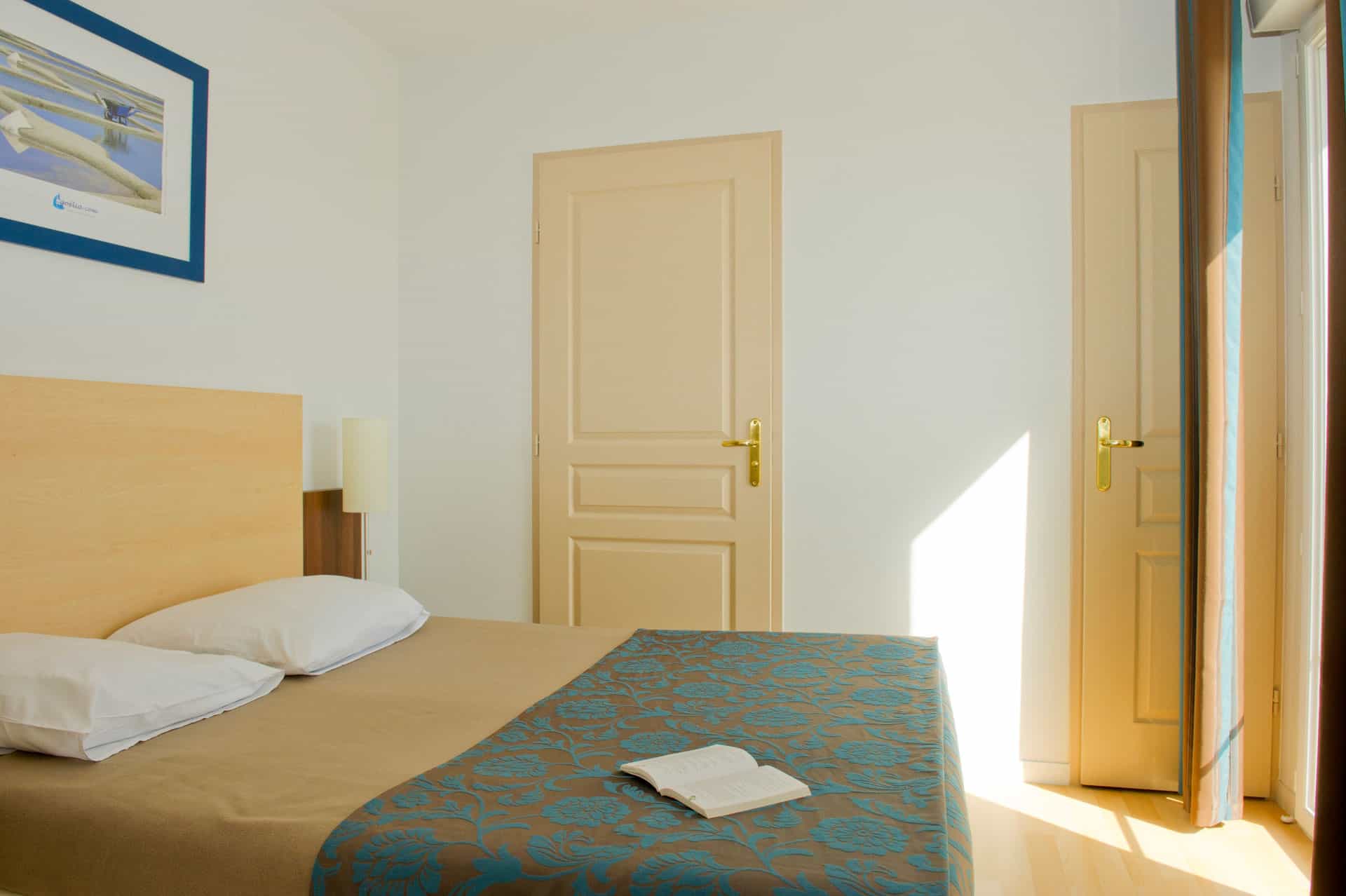 Chambre avec lit double d'un appartement de la résidence de vacances Goélia La Grande Plage à St-Gilles-Croix-de-Vie Chambre avec lit double d'un appartement de la résidence de vacances Goélia La Grande Plage à St-Gilles-Croix-de-Vie