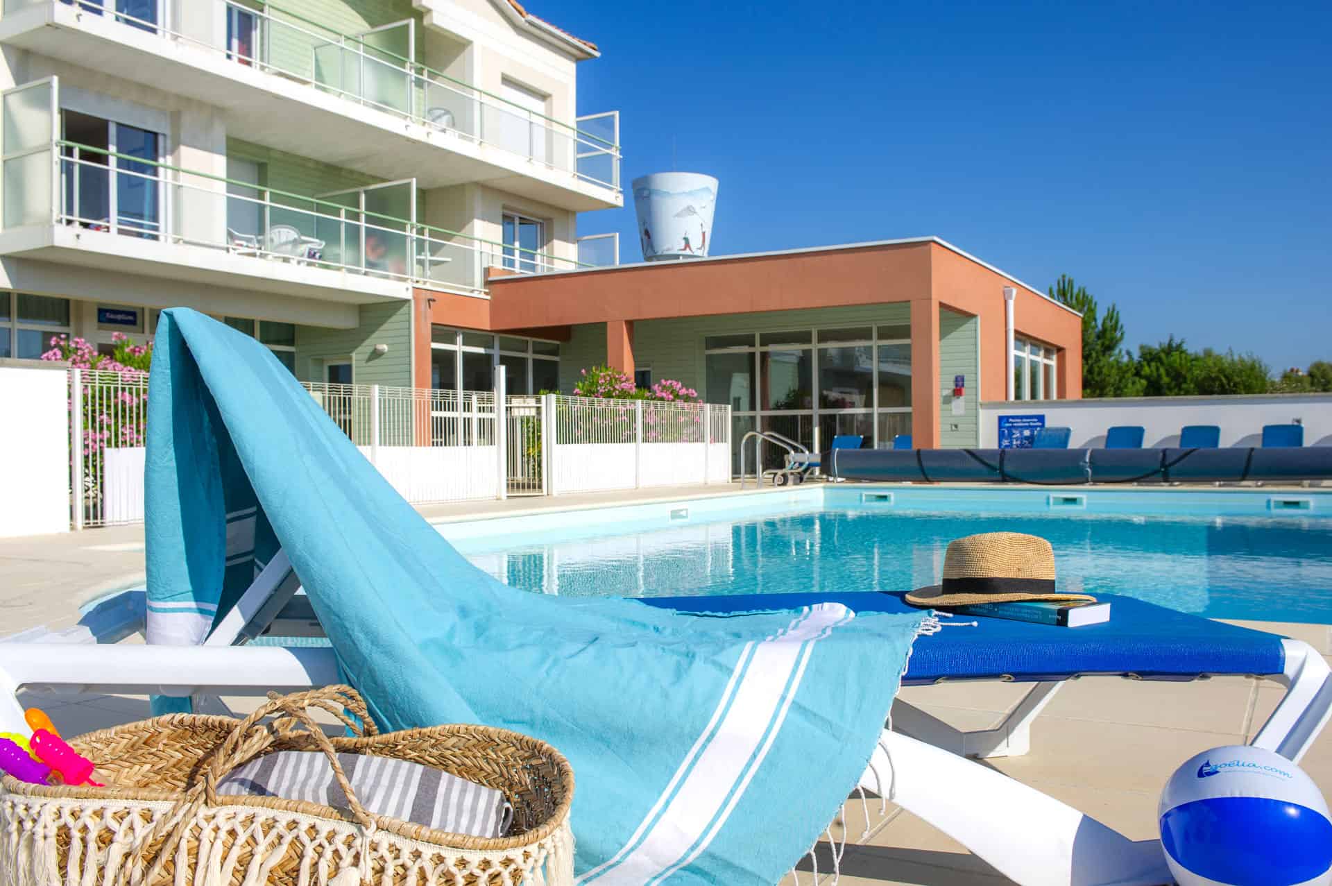 Piscine extérieure chauffée de la résidence de vacances Goélia La Grande Plage à St-Gilles-Croix-de-Vie Piscine extérieure chauffée de la résidence de vacances Goélia La Grande Plage à St-Gilles-Croix-de-Vie